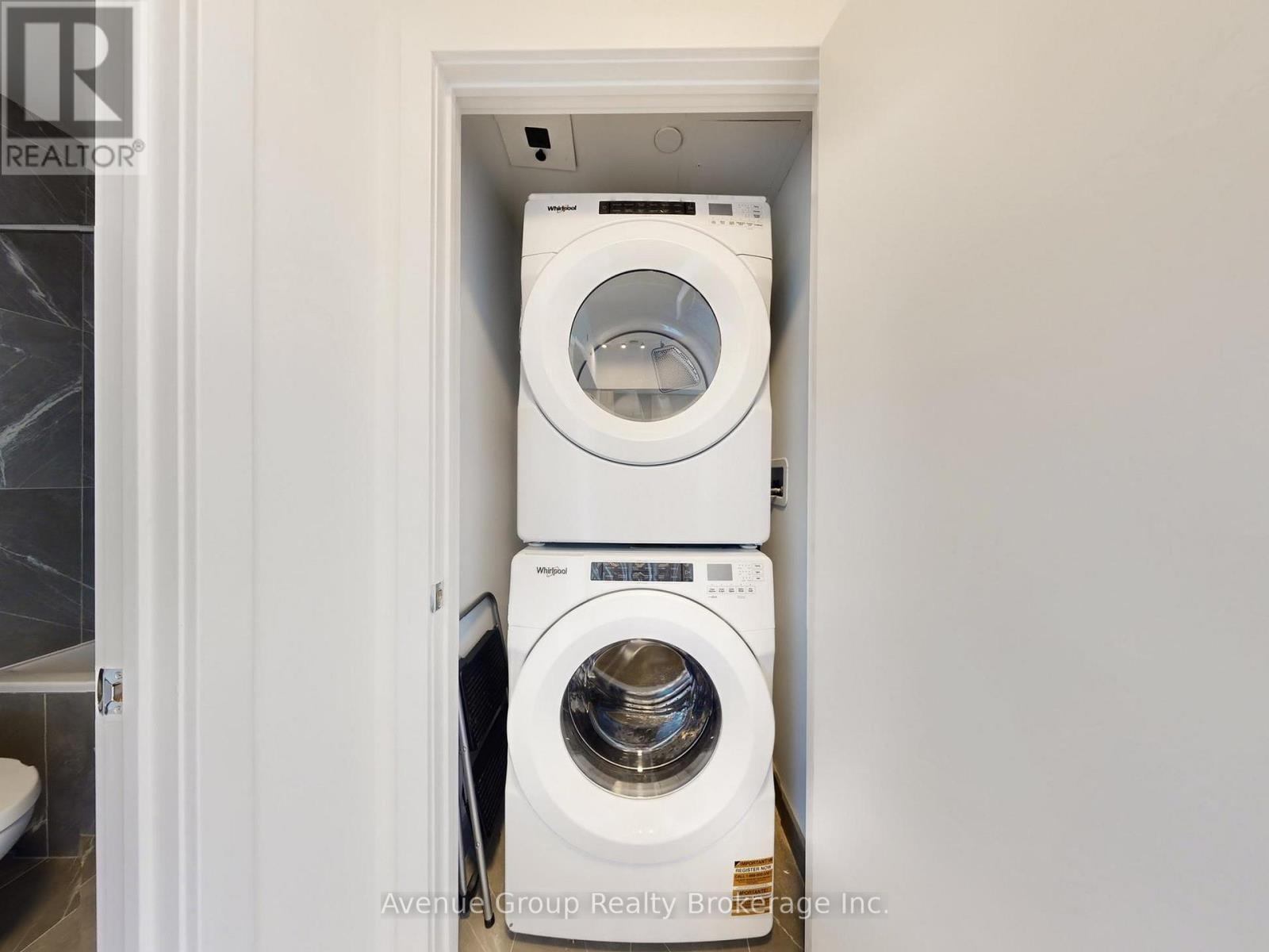 620 - 1037 The Queensway, Toronto, ON - Indoor Photo Showing Laundry Room