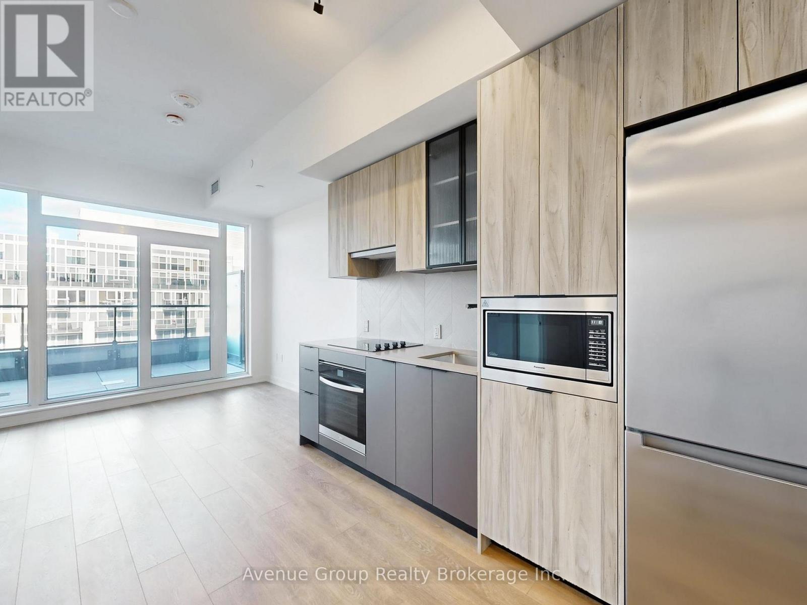 620 - 1037 The Queensway, Toronto, ON - Indoor Photo Showing Kitchen