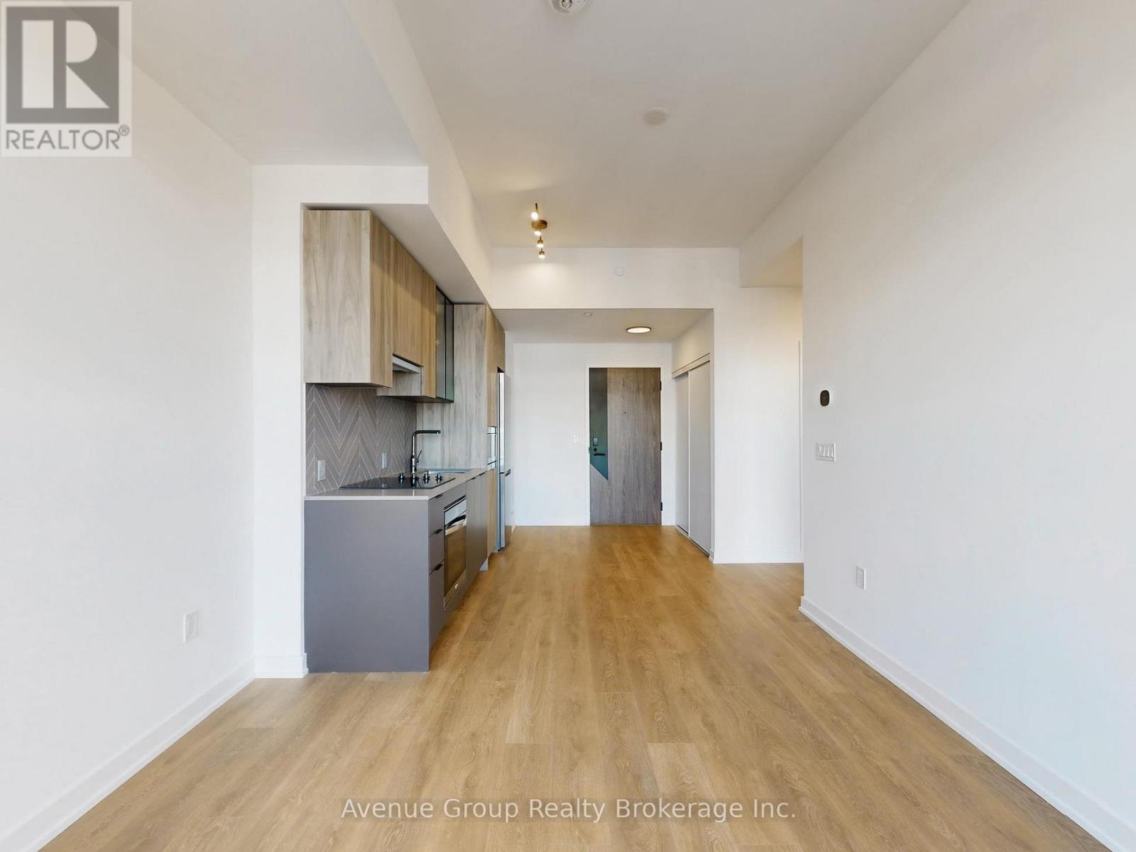 620 - 1037 The Queensway, Toronto, ON - Indoor Photo Showing Kitchen