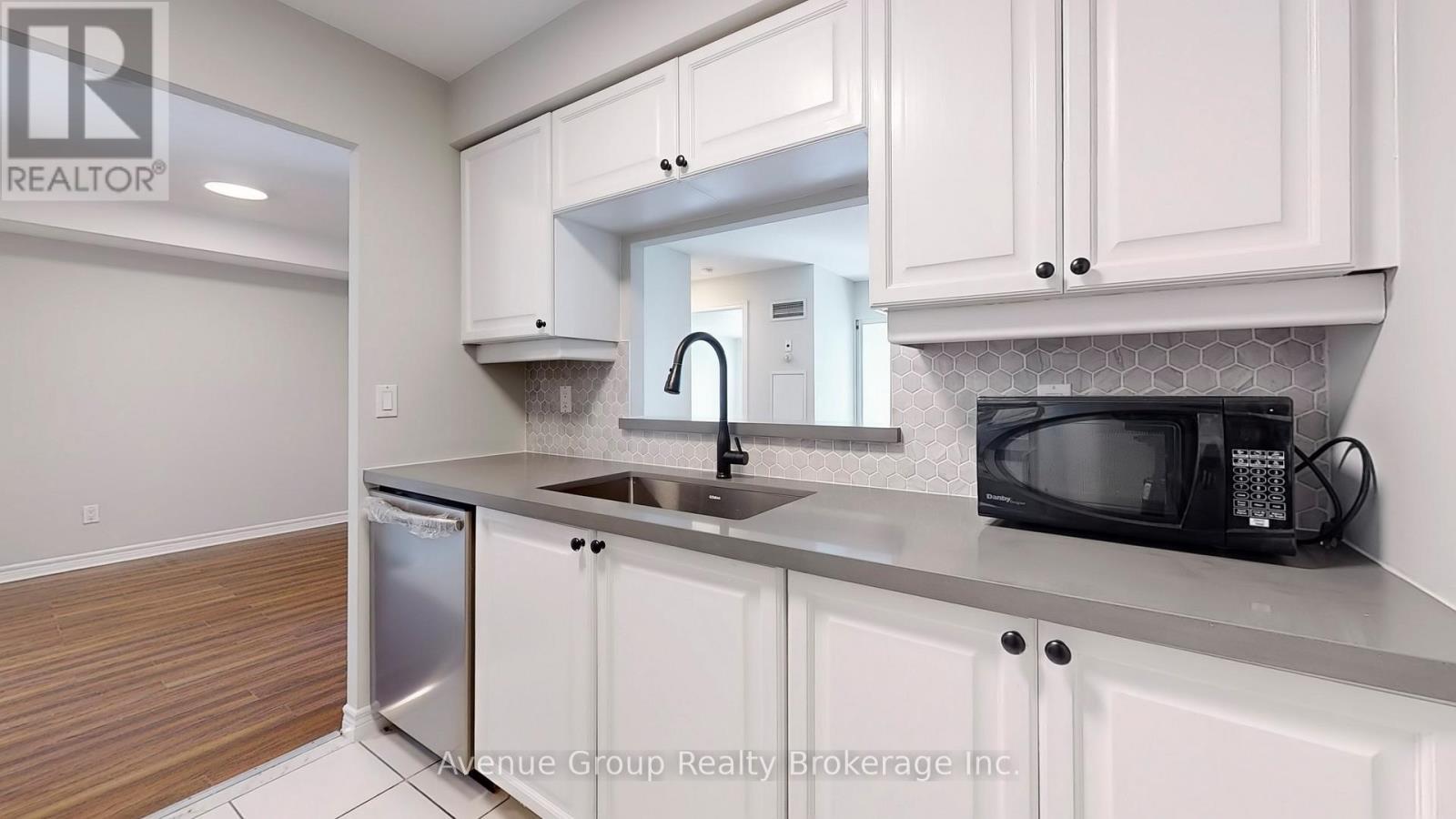 1527 - 68 Corporate Drive, Toronto, ON - Indoor Photo Showing Kitchen