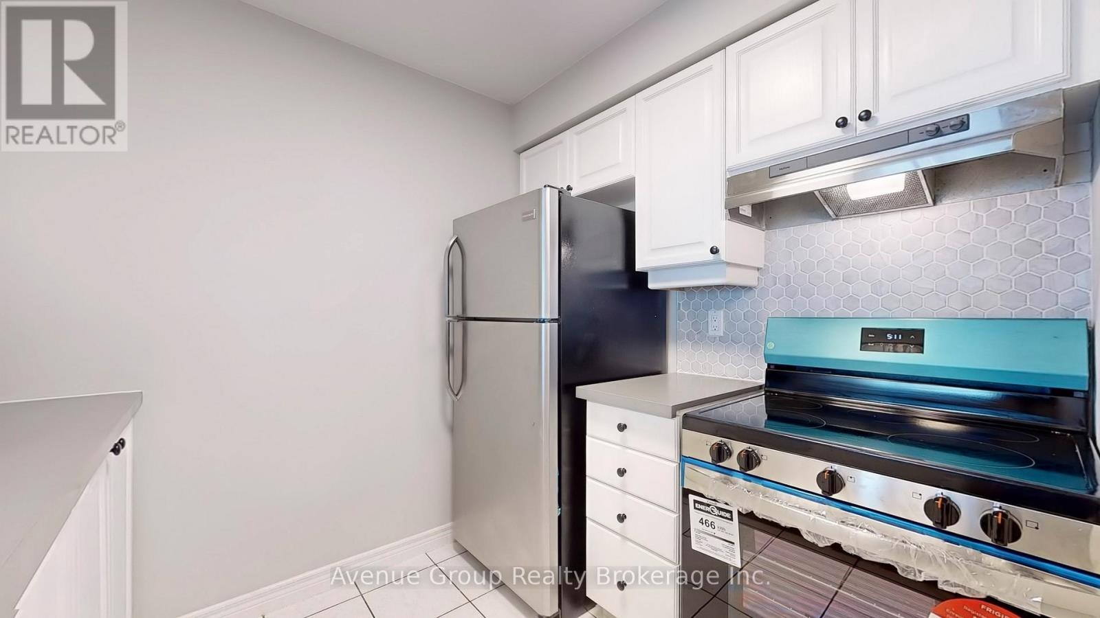 1527 - 68 Corporate Drive, Toronto, ON - Indoor Photo Showing Kitchen