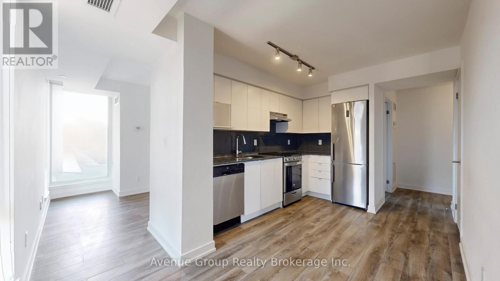 305 - 120 Varna Drive, Toronto, ON - Indoor Photo Showing Kitchen With Stainless Steel Kitchen