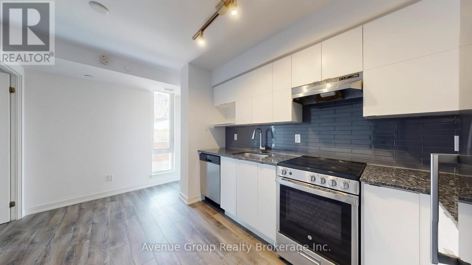 305 - 120 Varna Drive, Toronto, ON - Indoor Photo Showing Kitchen