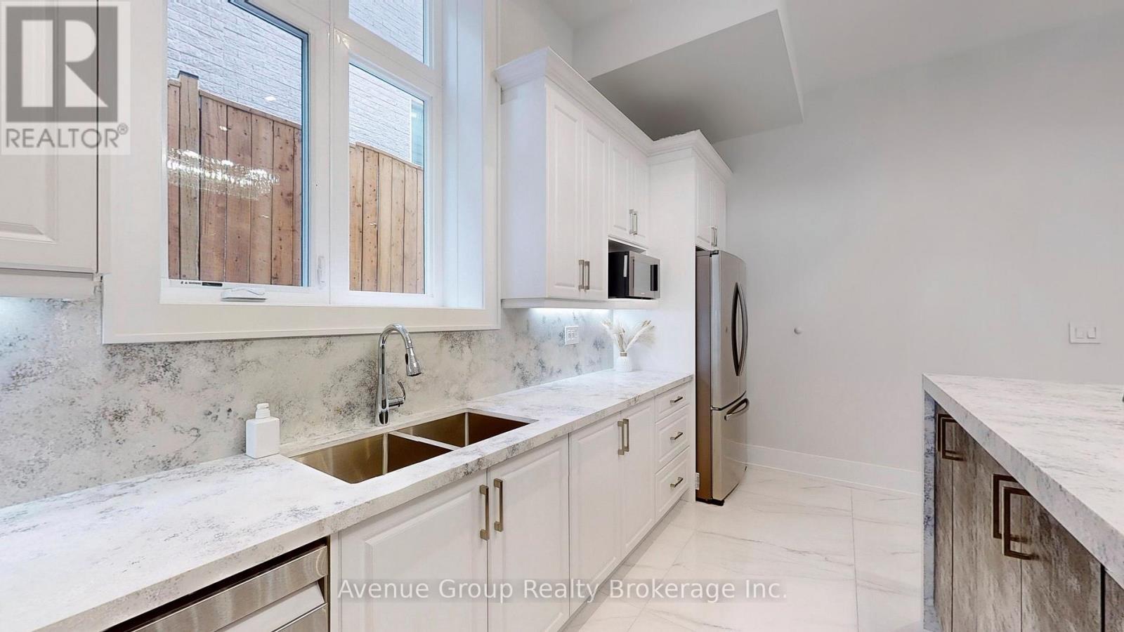 93 Tamworth Road, Toronto, ON - Indoor Photo Showing Kitchen With Double Sink With Upgraded Kitchen