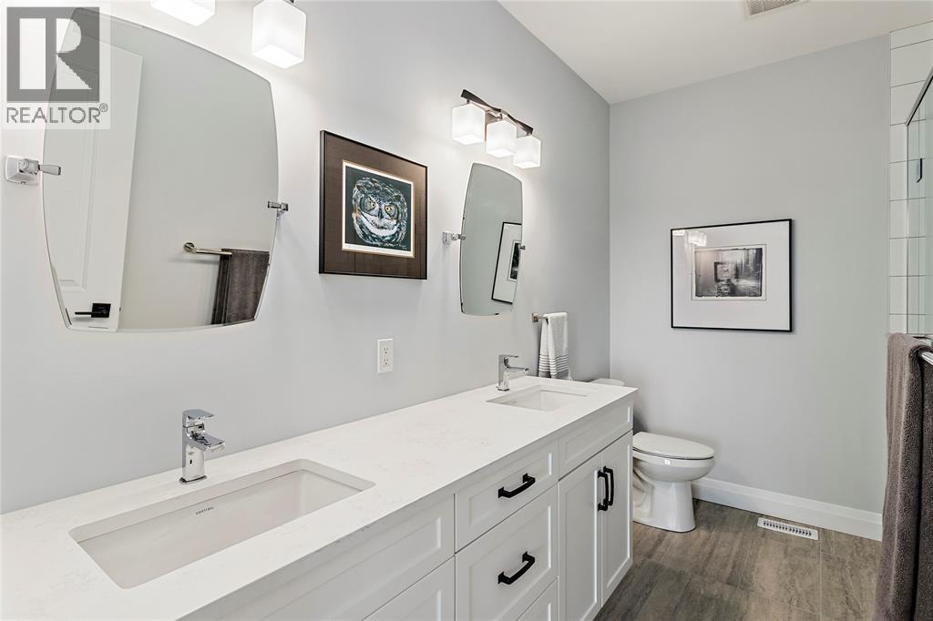 672 Ketter Way, Plympton-Wyoming, ON - Indoor Photo Showing Bathroom