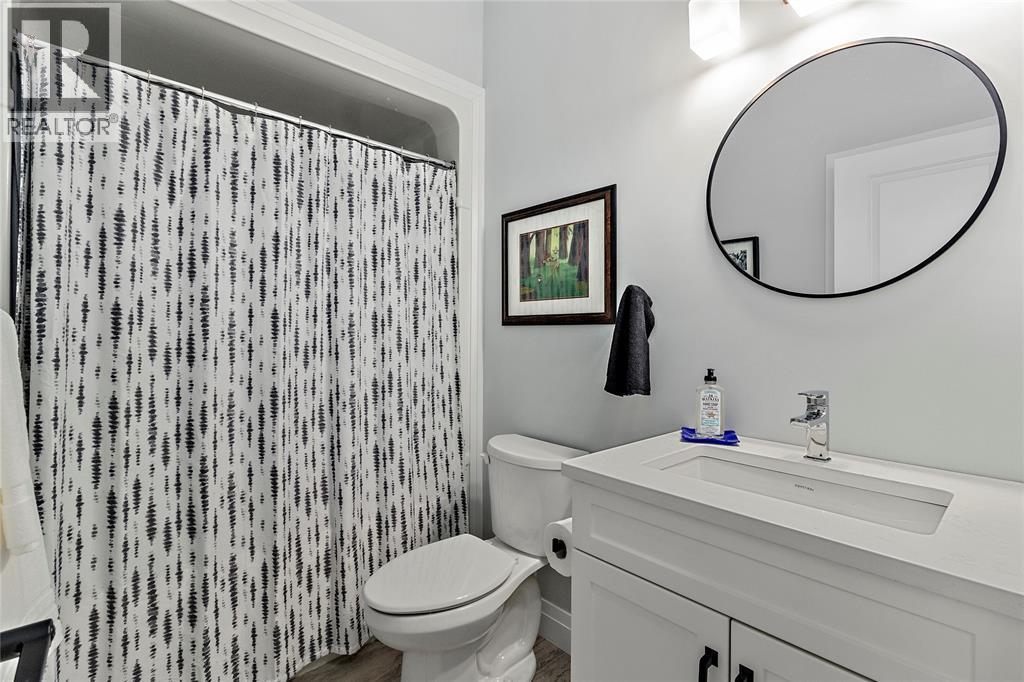 672 Ketter Way, Plympton-Wyoming, ON - Indoor Photo Showing Bathroom