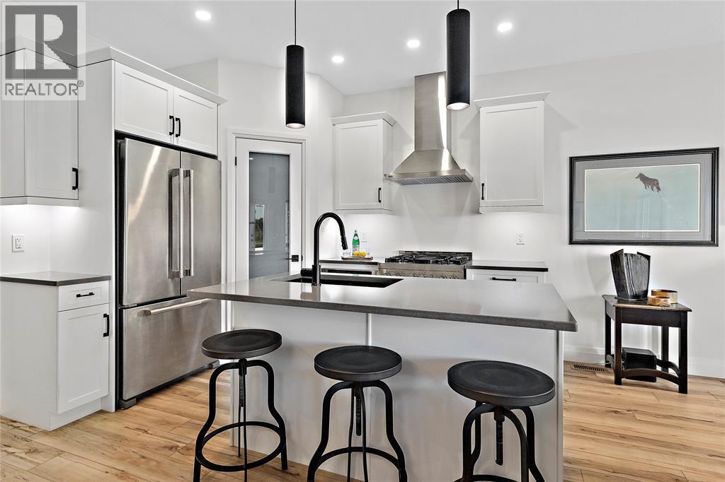 672 Ketter Way, Plympton-Wyoming, ON - Indoor Photo Showing Kitchen With Upgraded Kitchen
