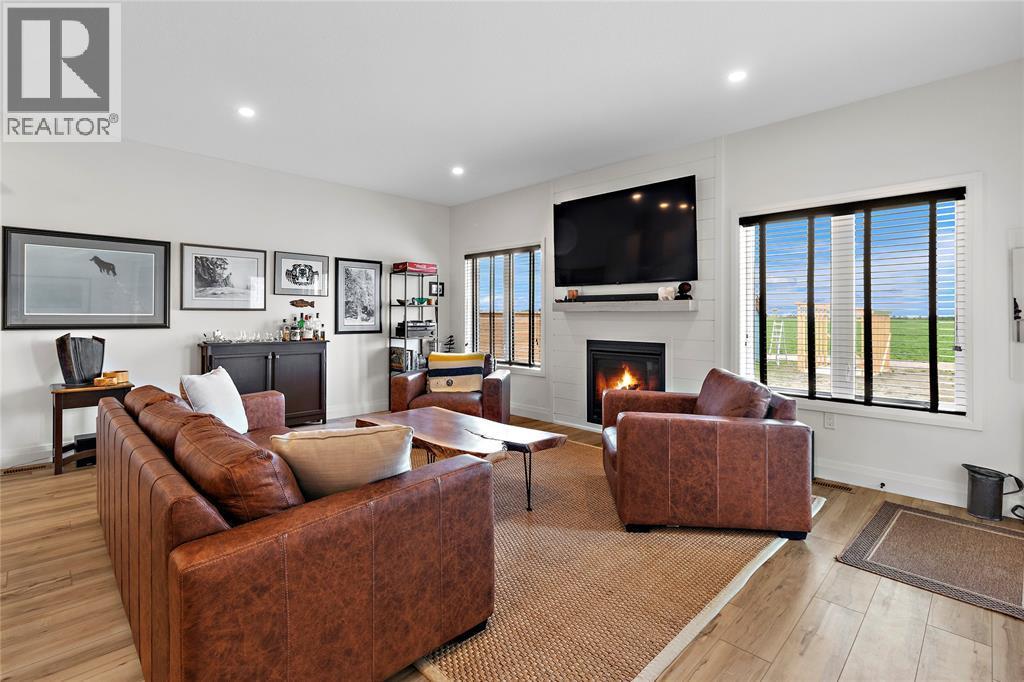 672 Ketter Way, Plympton-Wyoming, ON - Indoor Photo Showing Living Room With Fireplace