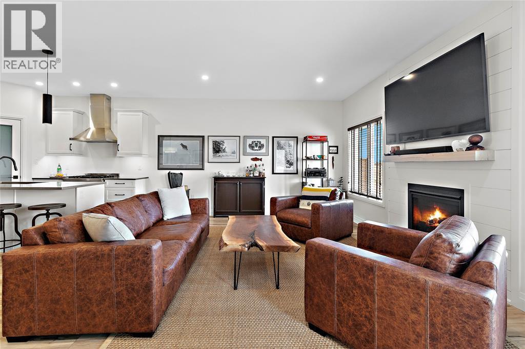 672 Ketter Way, Plympton-Wyoming, ON - Indoor Photo Showing Living Room With Fireplace