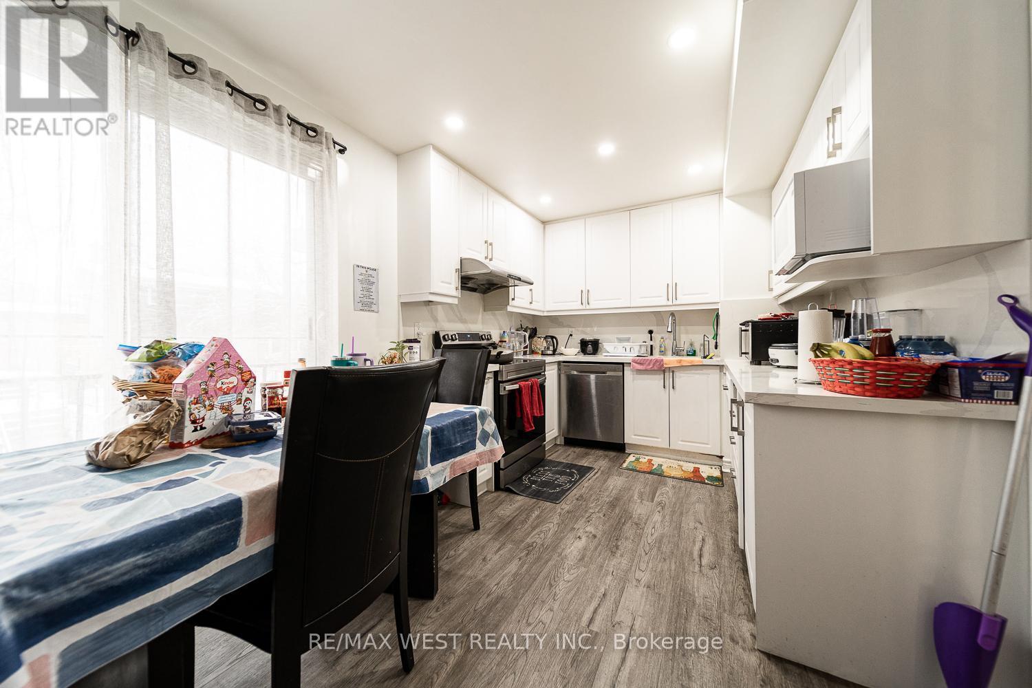 26 Enclave Mews, Toronto, ON - Indoor Photo Showing Kitchen