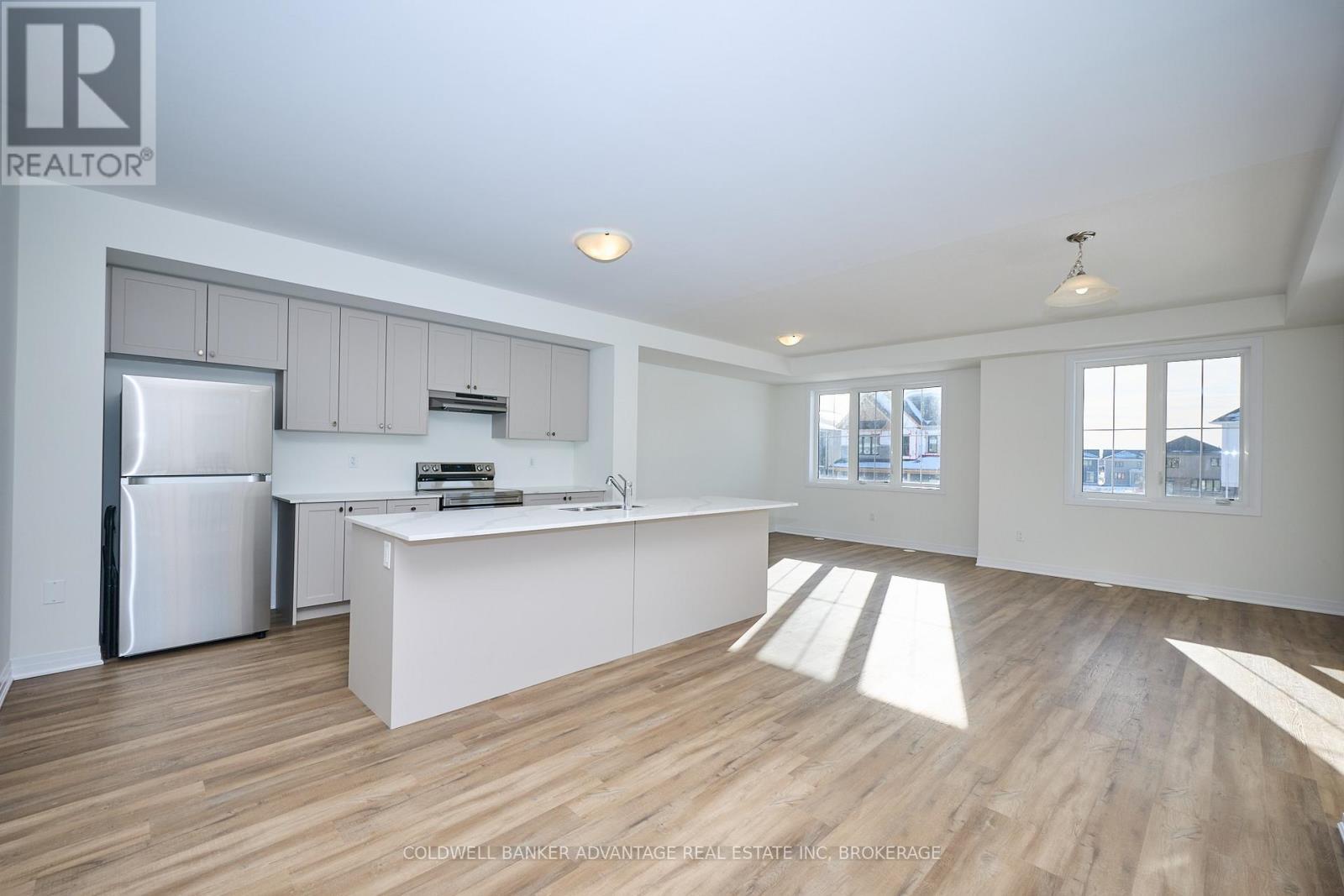 98 Feather Road, Welland (Dain City), ON - Indoor Photo Showing Kitchen With Double Sink