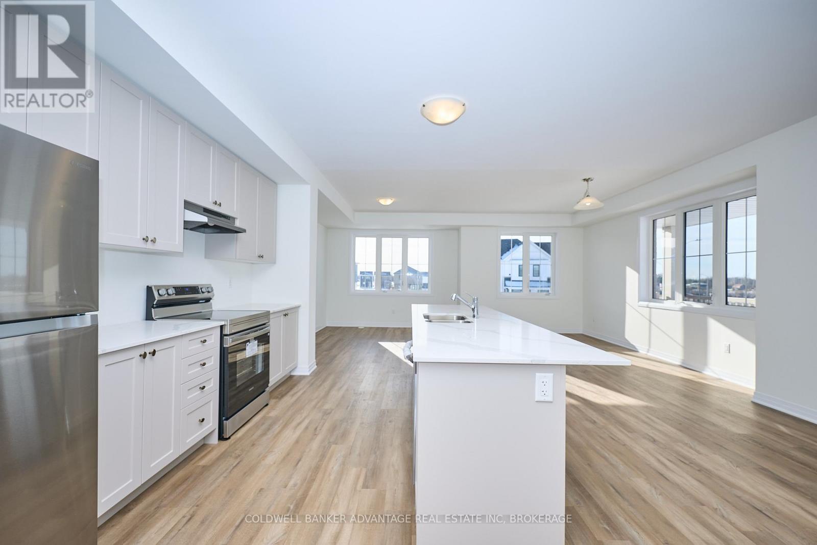 98 Feather Road, Welland (Dain City), ON - Indoor Photo Showing Kitchen With Upgraded Kitchen