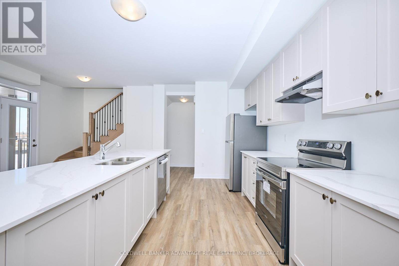 98 Feather Road, Welland (Dain City), ON - Indoor Photo Showing Kitchen With Double Sink