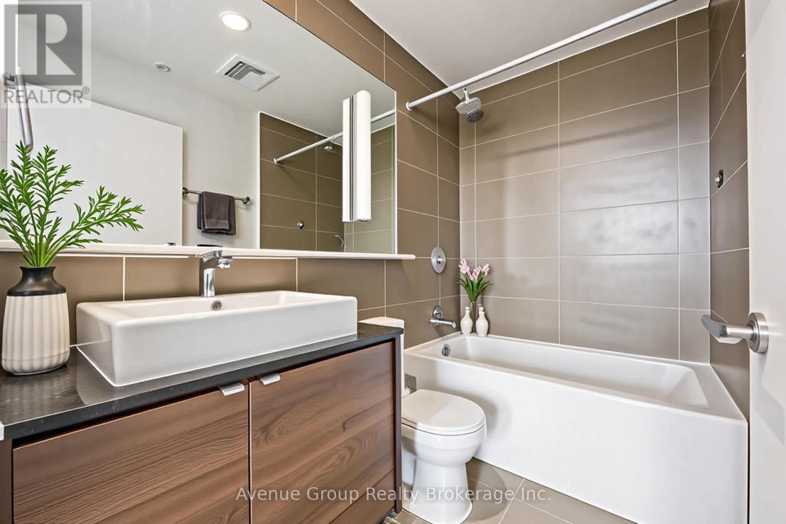 2917 - 121 Mcmahon Drive, Toronto, ON - Indoor Photo Showing Bathroom