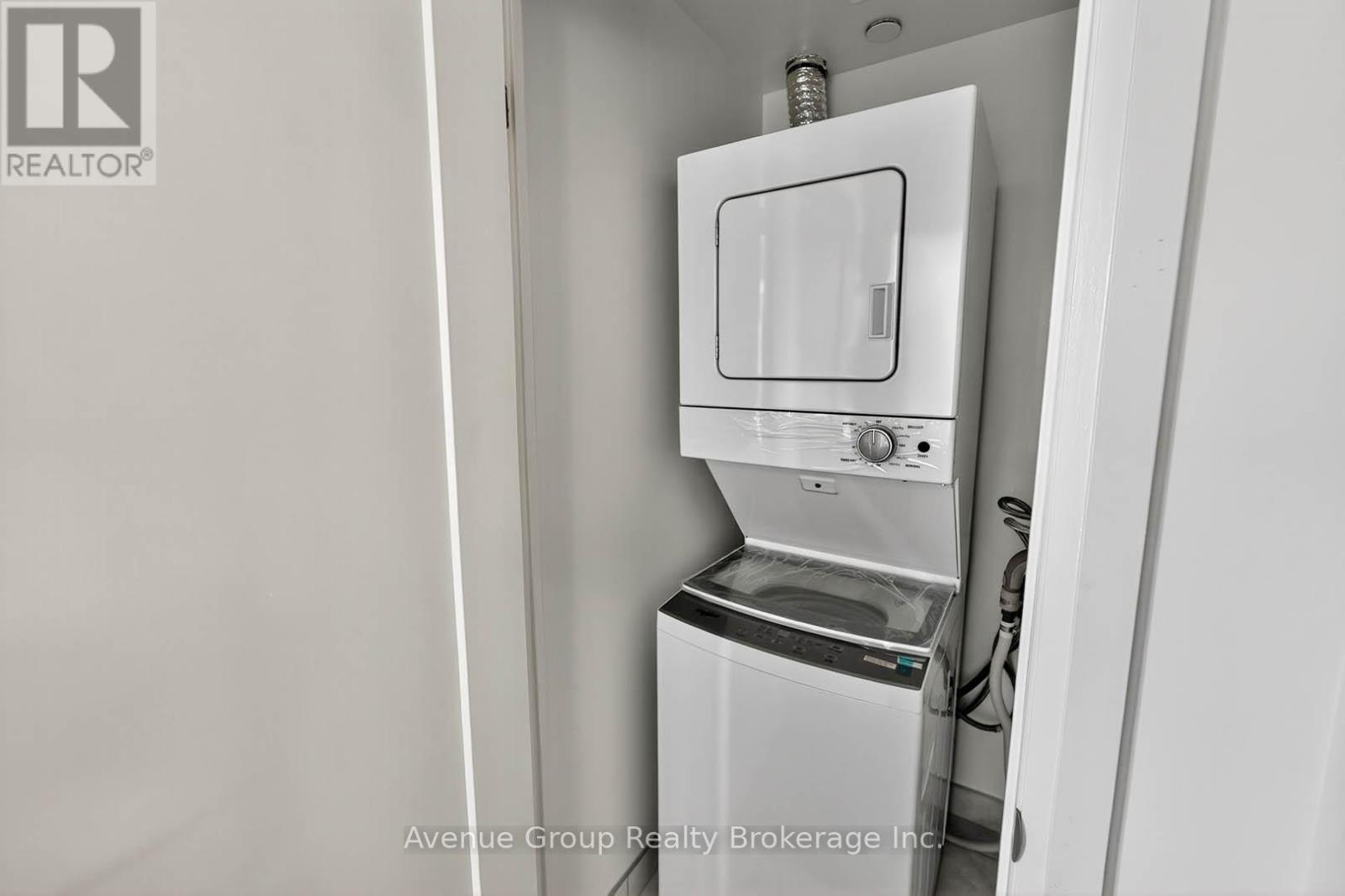 102 - 700 Sheppard Avenue W, Toronto, ON - Indoor Photo Showing Laundry Room