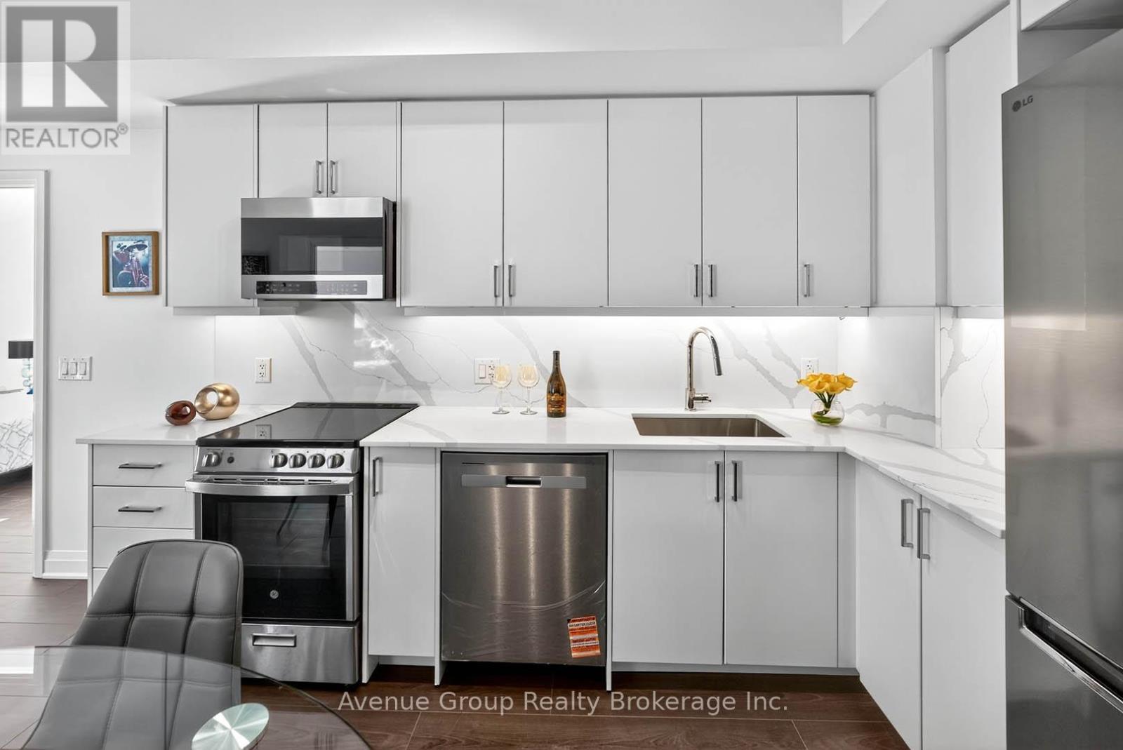 201 - 700 Sheppard Avenue W, Toronto, ON - Indoor Photo Showing Kitchen With Upgraded Kitchen