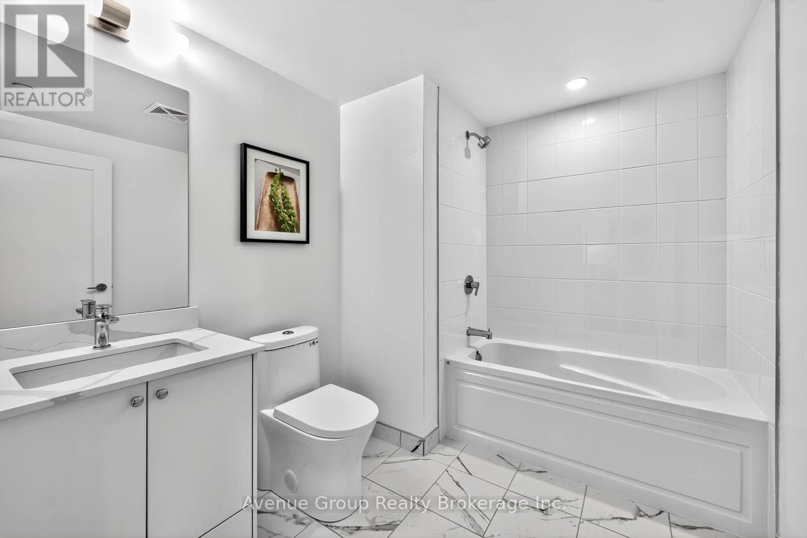 201 - 700 Sheppard Avenue W, Toronto, ON - Indoor Photo Showing Bathroom