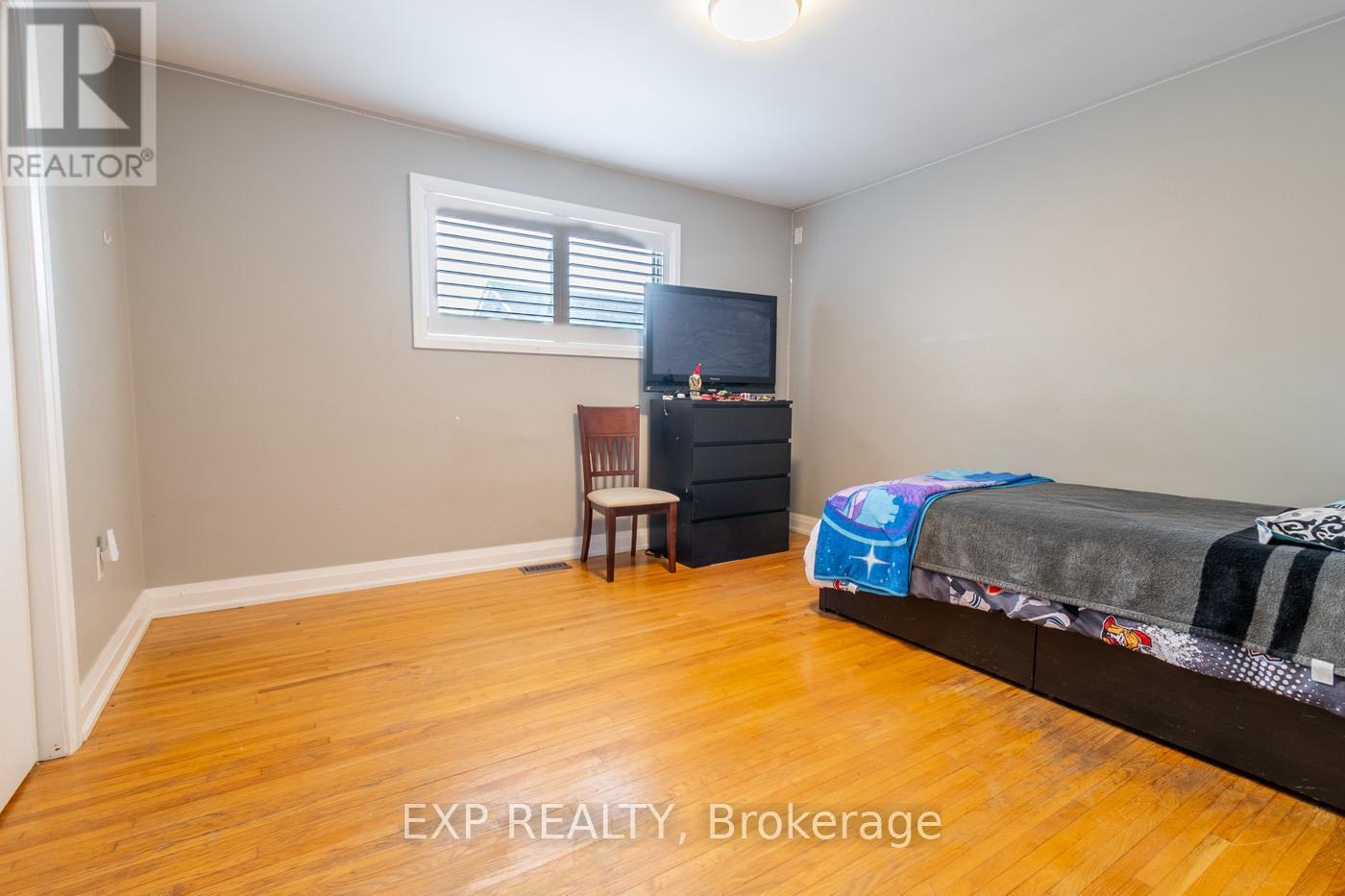 11 Garden Street, Thorold (Thorold Downtown), ON - Indoor Photo Showing Bedroom