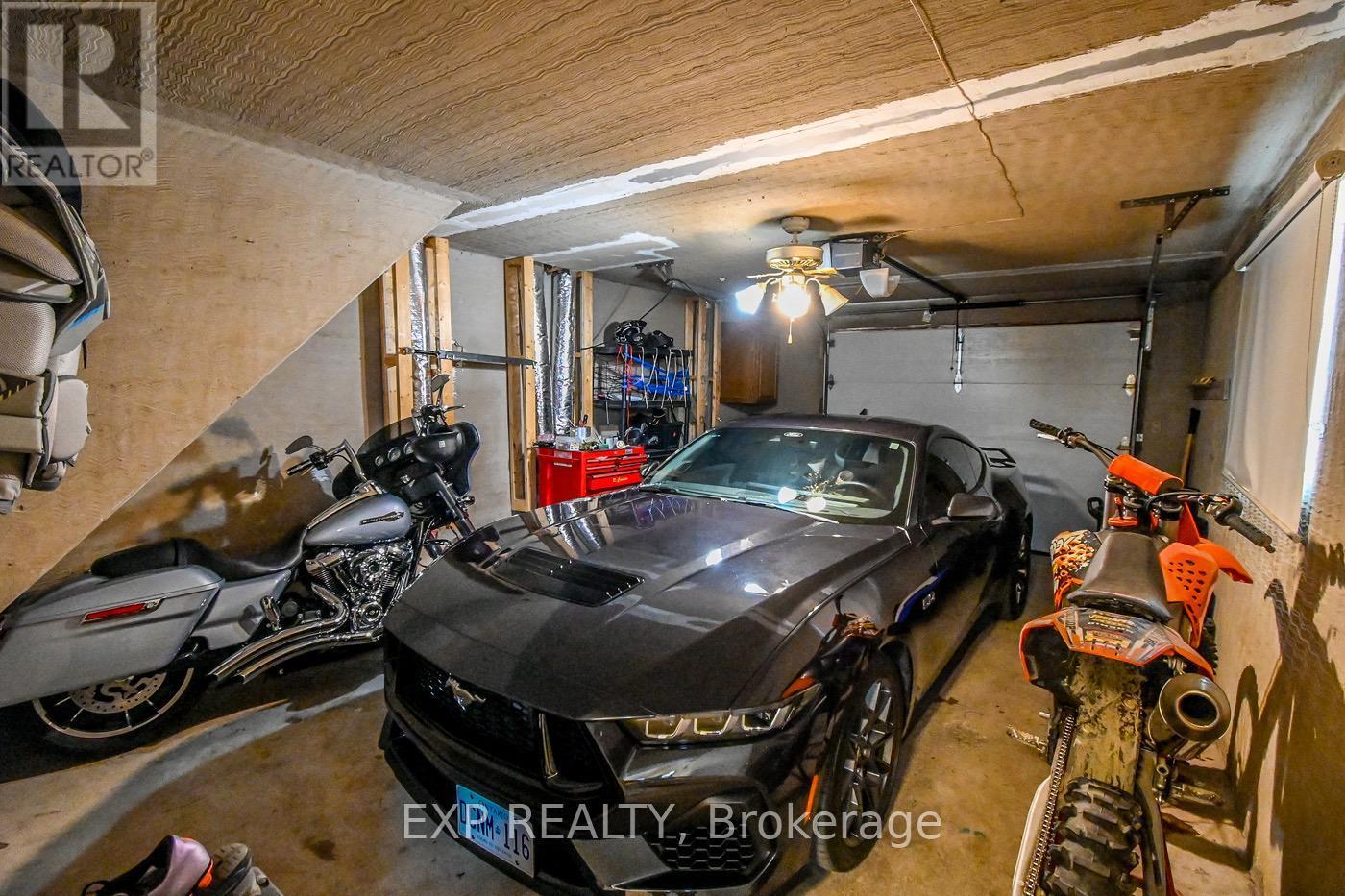 11 Garden Street, Thorold (Thorold Downtown), ON - Indoor Photo Showing Garage