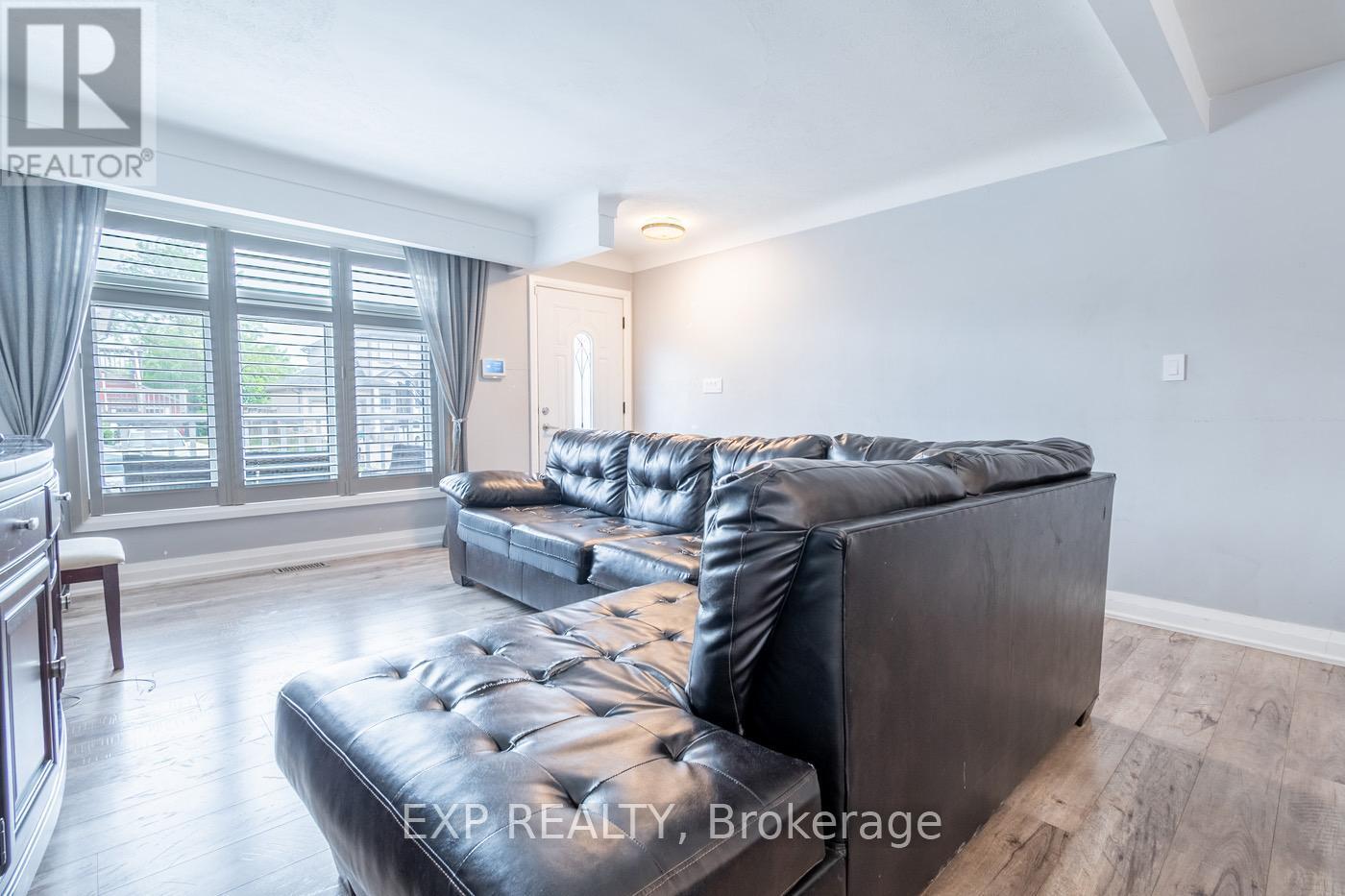11 Garden Street, Thorold (Thorold Downtown), ON - Indoor Photo Showing Living Room