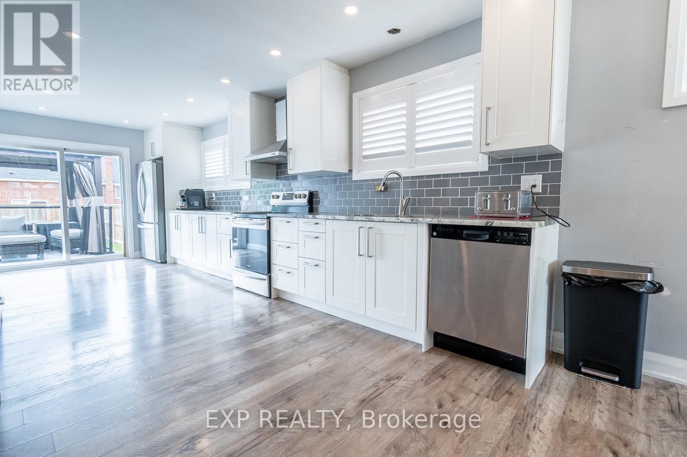 11 Garden Street, Thorold (Thorold Downtown), ON - Indoor Photo Showing Kitchen With Upgraded Kitchen