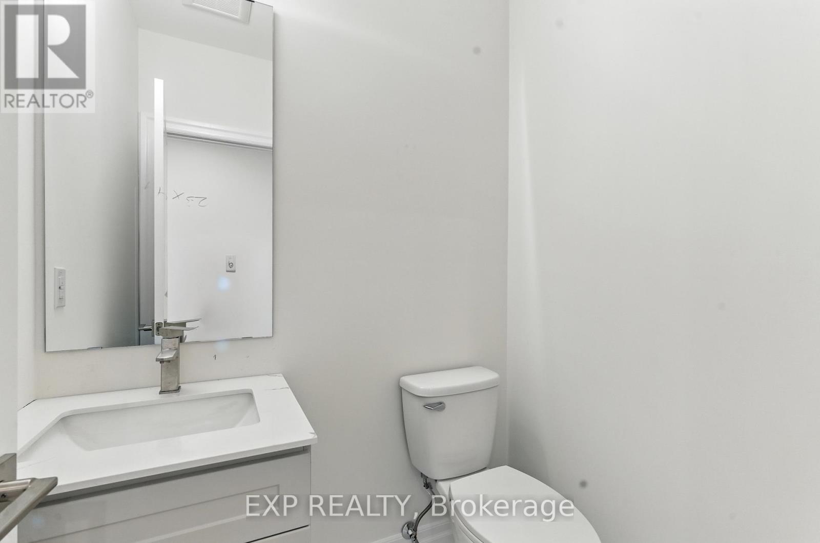 2 piece main floor bath - 116 Forks Road E, Welland (Dain City), ON - Indoor Photo Showing Bathroom
