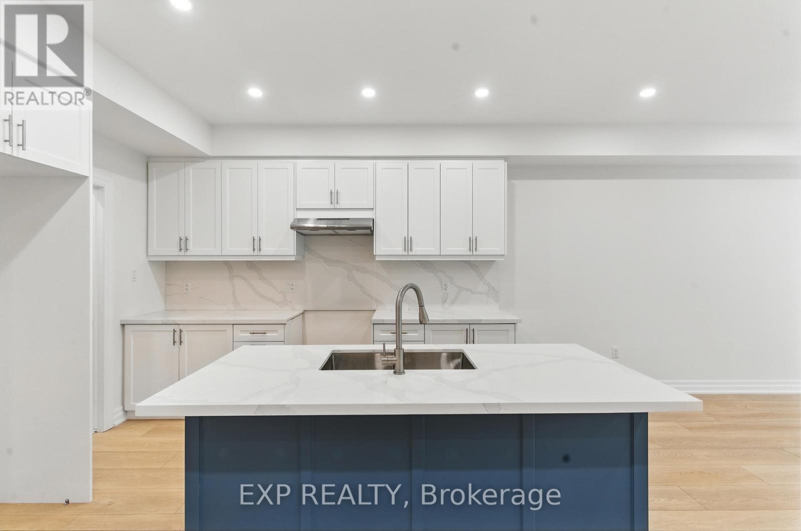 center island with deep sink - 116 Forks Road E, Welland (Dain City), ON - Indoor Photo Showing Kitchen With Double Sink