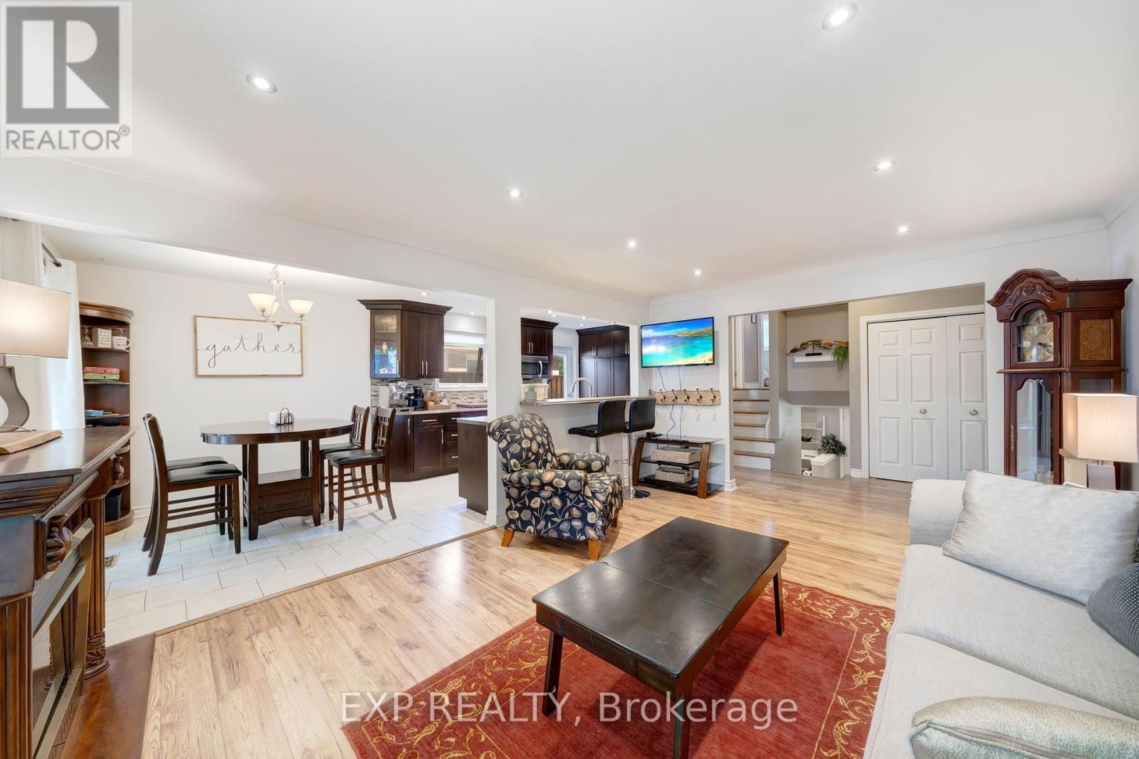 25 Ziraldo Road, St. Catharines (Martindale Pond), ON - Indoor Photo Showing Living Room
