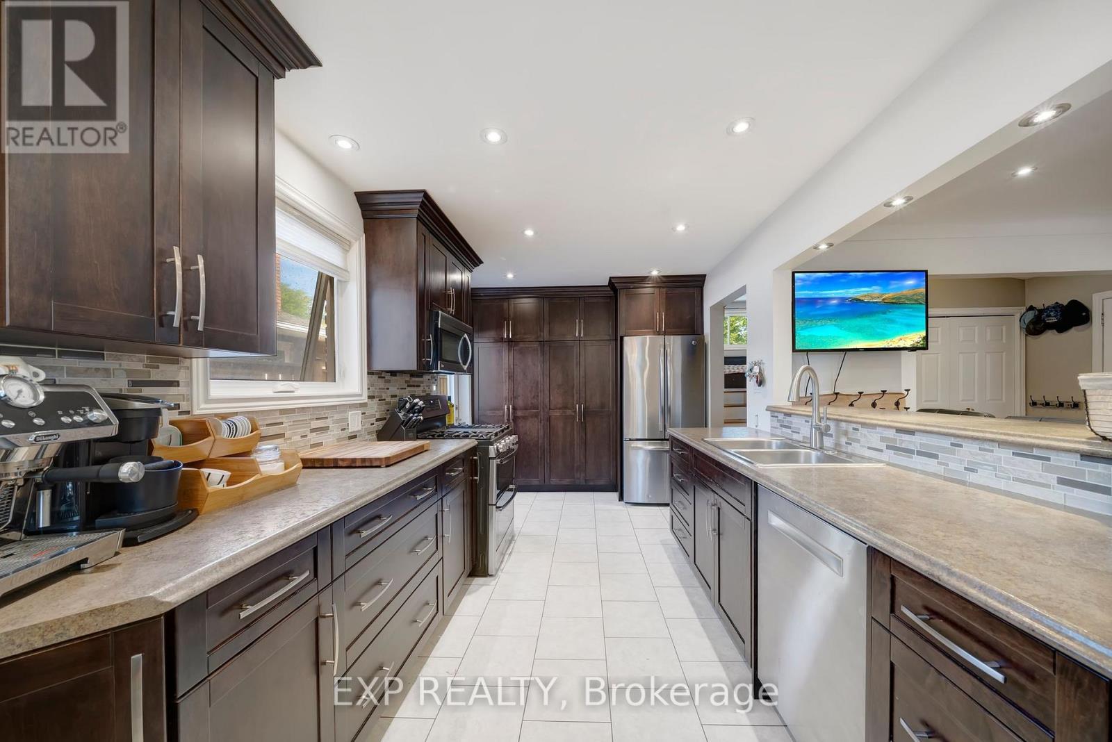 25 Ziraldo Road, St. Catharines (Martindale Pond), ON - Indoor Photo Showing Kitchen With Stainless Steel Kitchen With Double Sink With Upgraded Kitchen