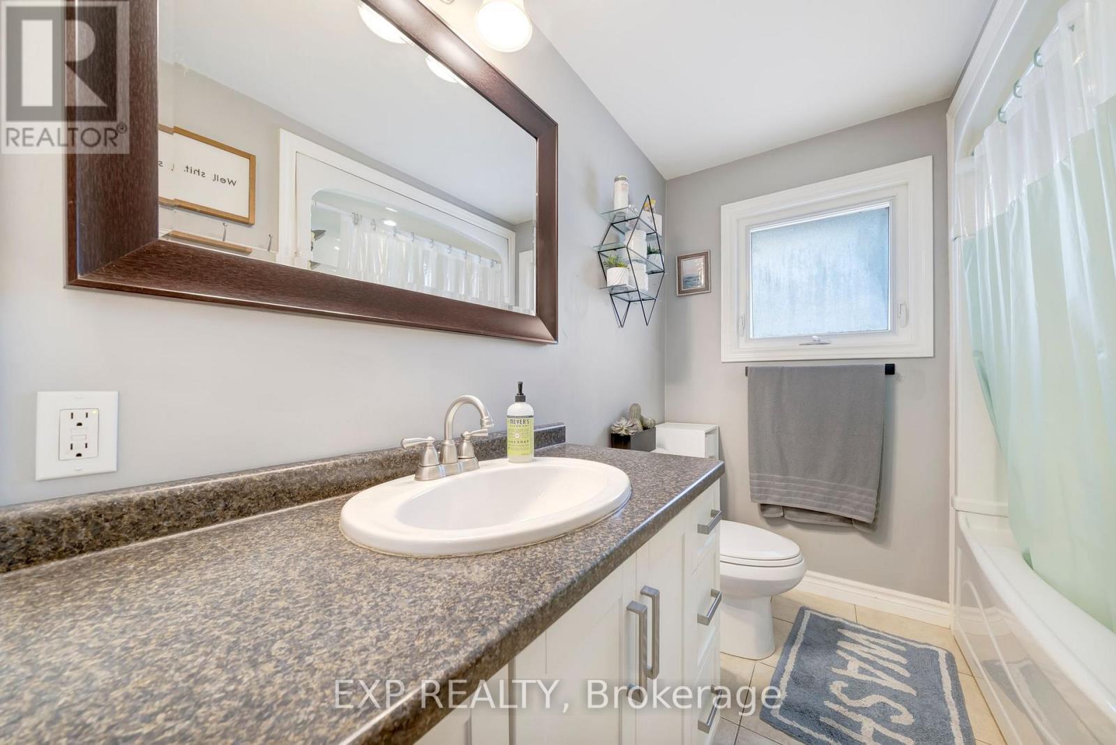 Upstairs 4pc Bathroom - 25 Ziraldo Road, St. Catharines (Martindale Pond), ON - Indoor Photo Showing Bathroom