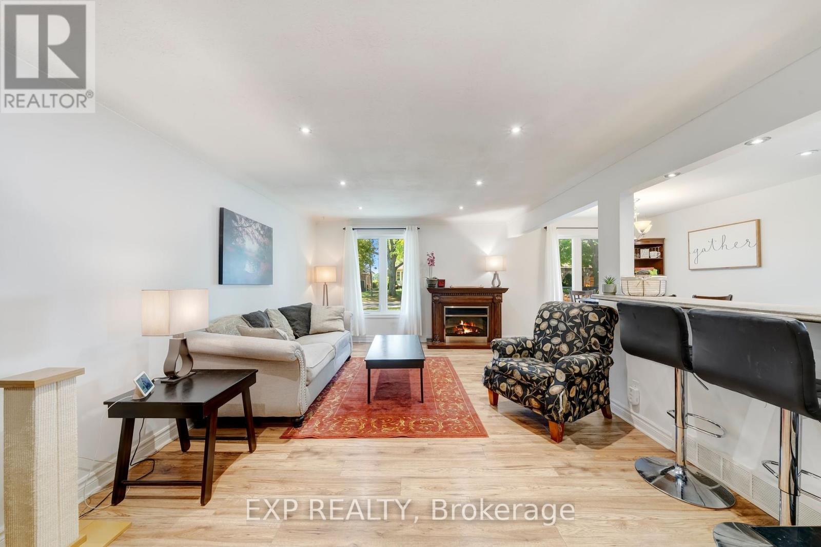 25 Ziraldo Road, St. Catharines (Martindale Pond), ON - Indoor Photo Showing Living Room