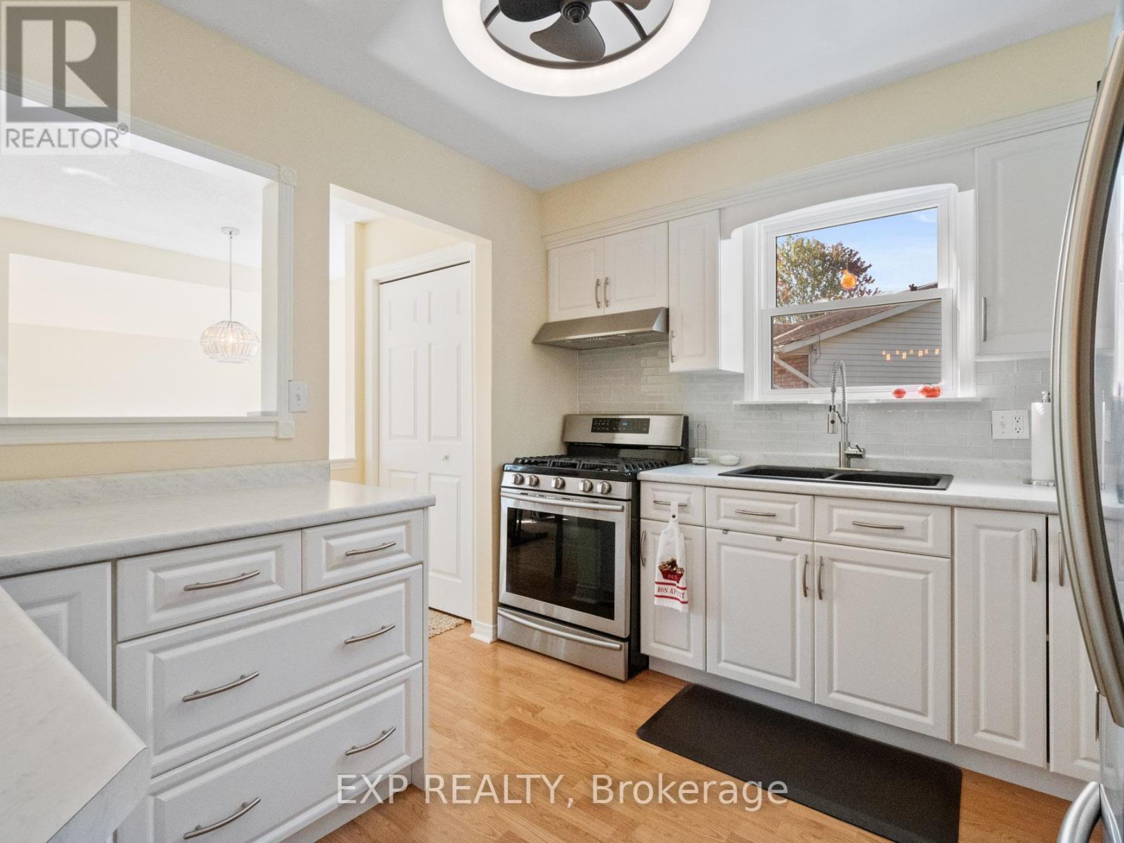 36 Rainbow Court, Welland (Broadway), ON - Indoor Photo Showing Kitchen