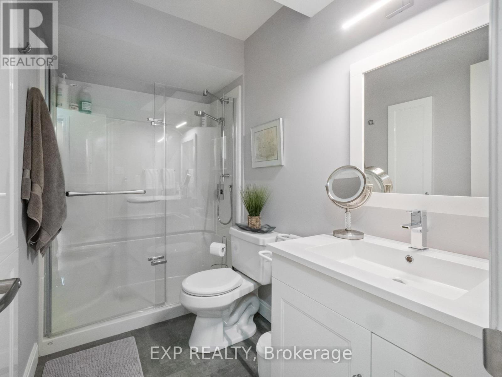 36 Rainbow Court, Welland (Broadway), ON - Indoor Photo Showing Bathroom