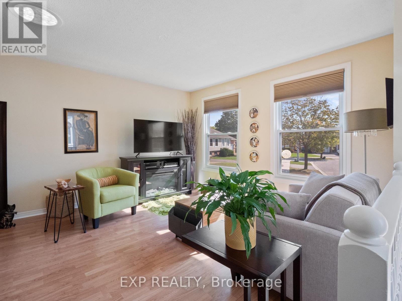 36 Rainbow Court, Welland (Broadway), ON - Indoor Photo Showing Living Room