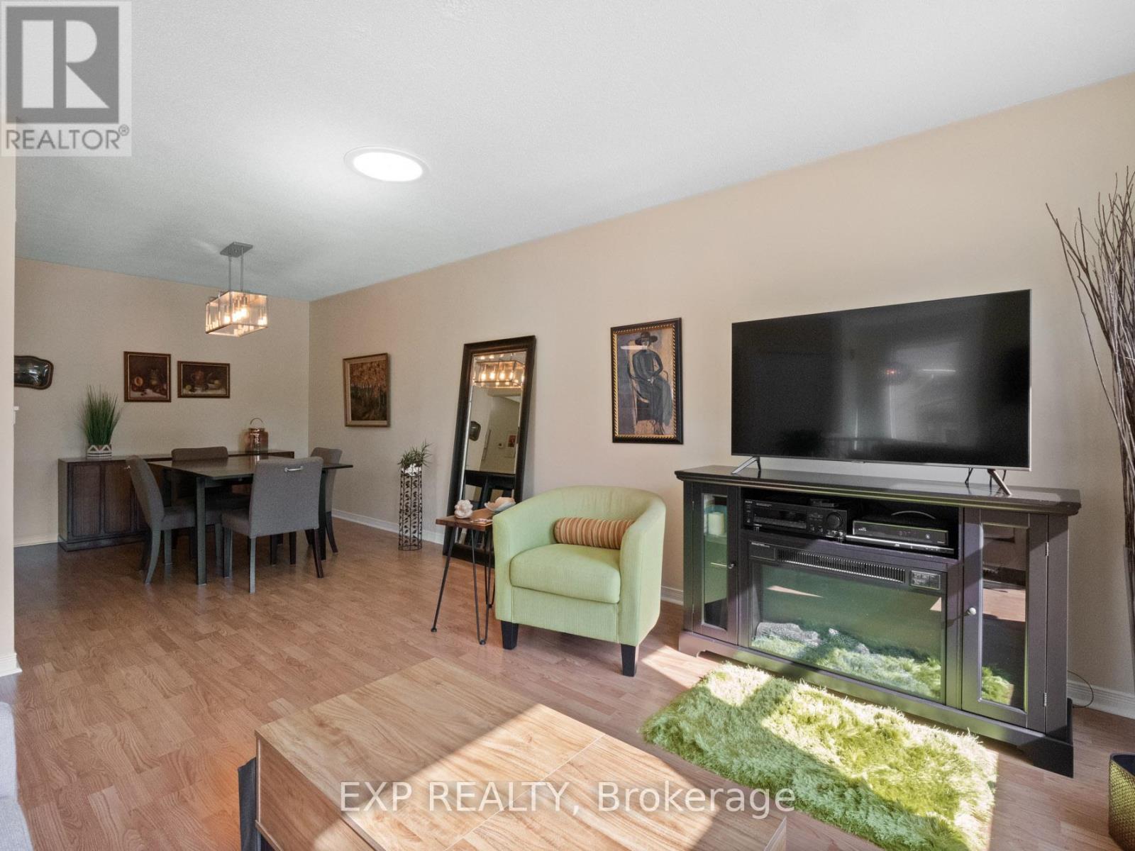 36 Rainbow Court, Welland (Broadway), ON - Indoor Photo Showing Living Room