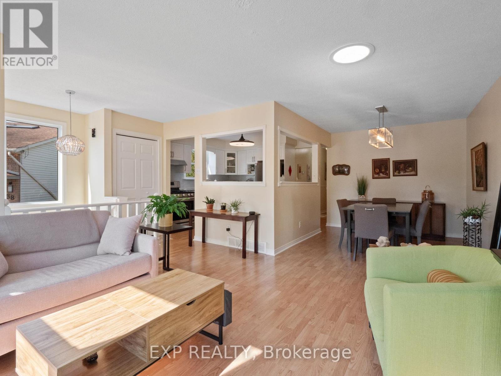 36 Rainbow Court, Welland (Broadway), ON - Indoor Photo Showing Living Room