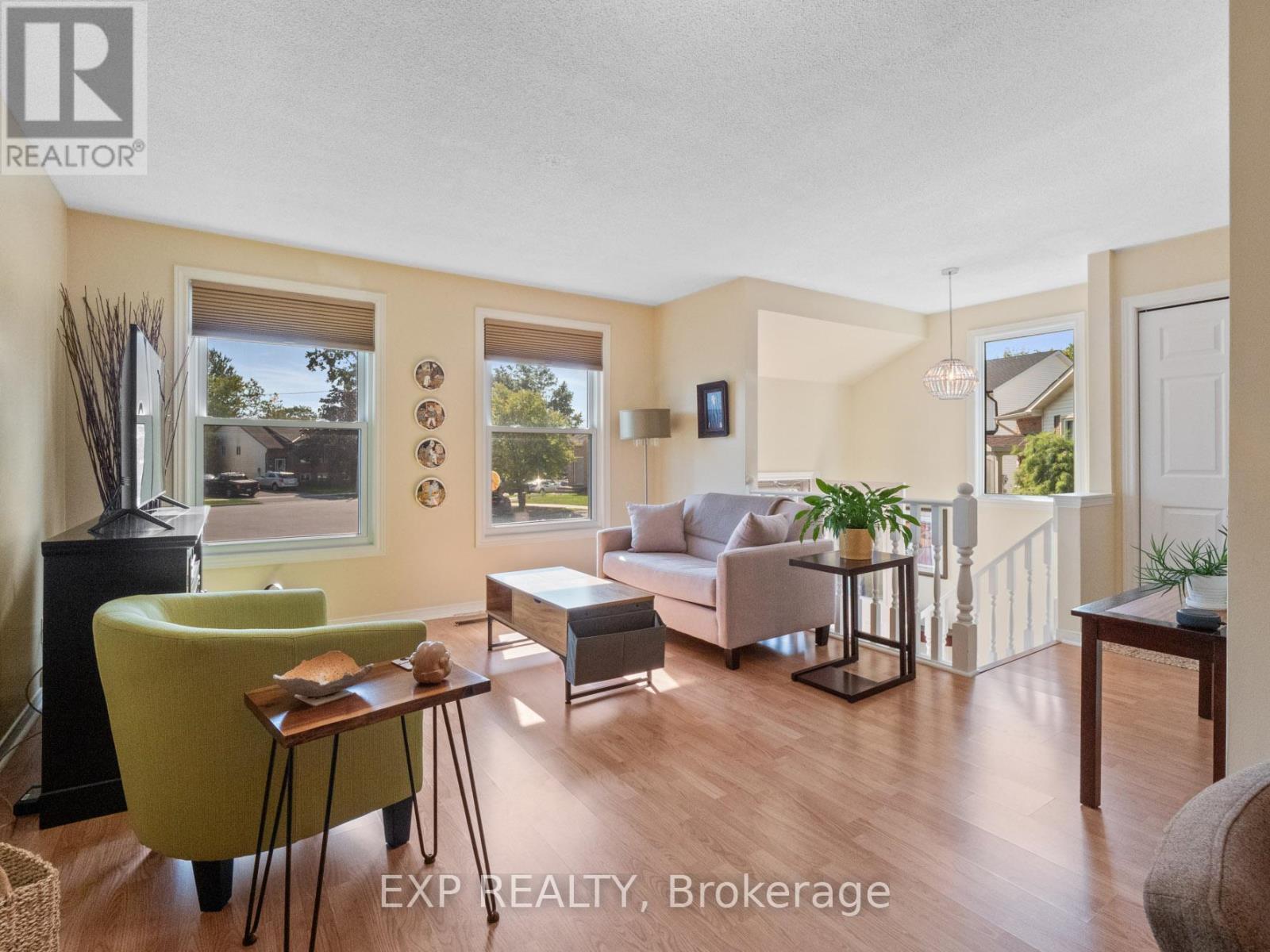 36 Rainbow Court, Welland (Broadway), ON - Indoor Photo Showing Living Room