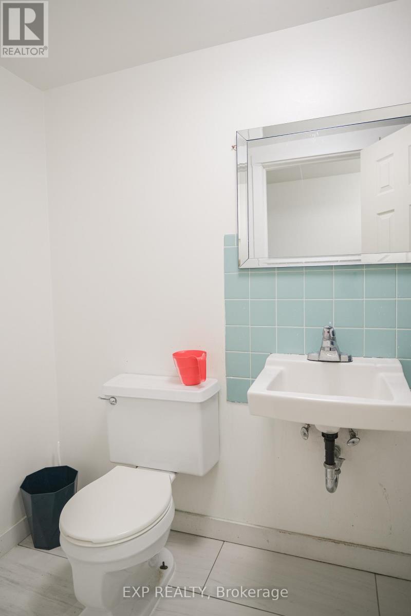Upper - 6156 Barker Street, Niagara Falls (Dorchester), ON - Indoor Photo Showing Bathroom