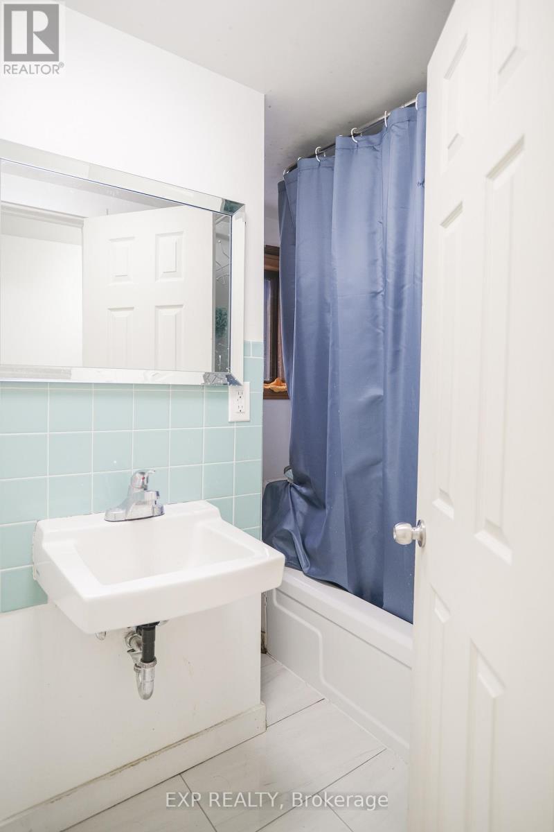 Upper - 6156 Barker Street, Niagara Falls (Dorchester), ON - Indoor Photo Showing Bathroom