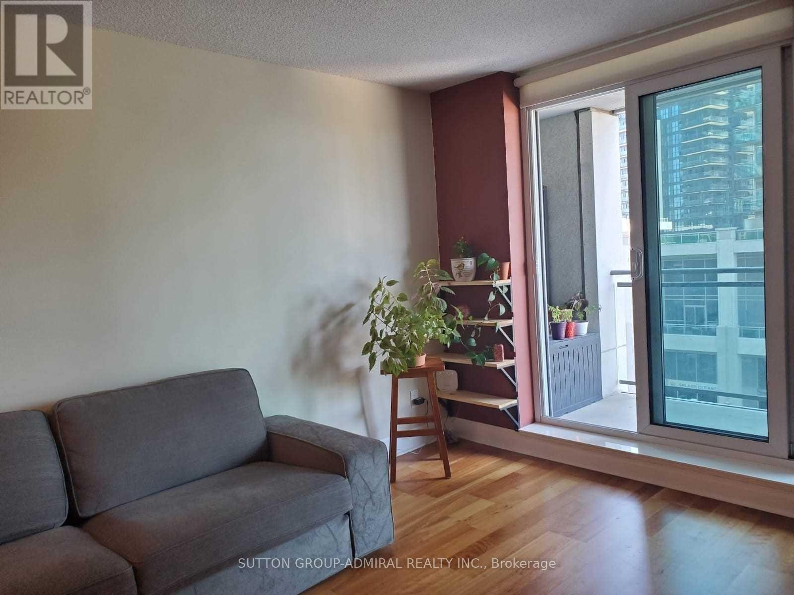 615 - 2121 Lake Shore Boulevard, Toronto, ON - Indoor Photo Showing Living Room