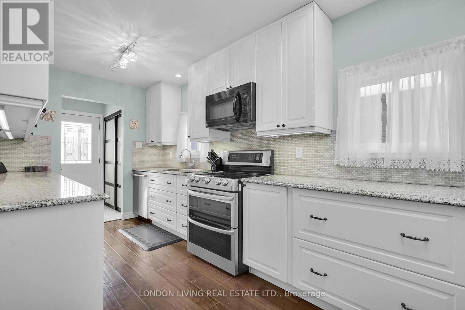 56 Sundridge Court, London South (South T), ON - Indoor Photo Showing Kitchen With Upgraded Kitchen