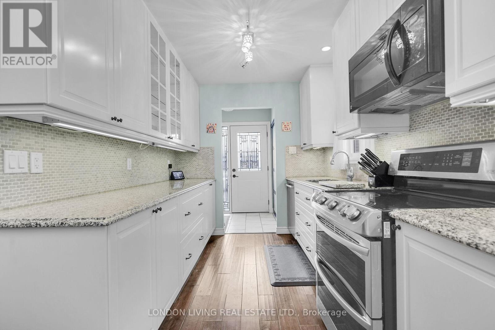 56 Sundridge Court, London South (South T), ON - Indoor Photo Showing Kitchen With Upgraded Kitchen