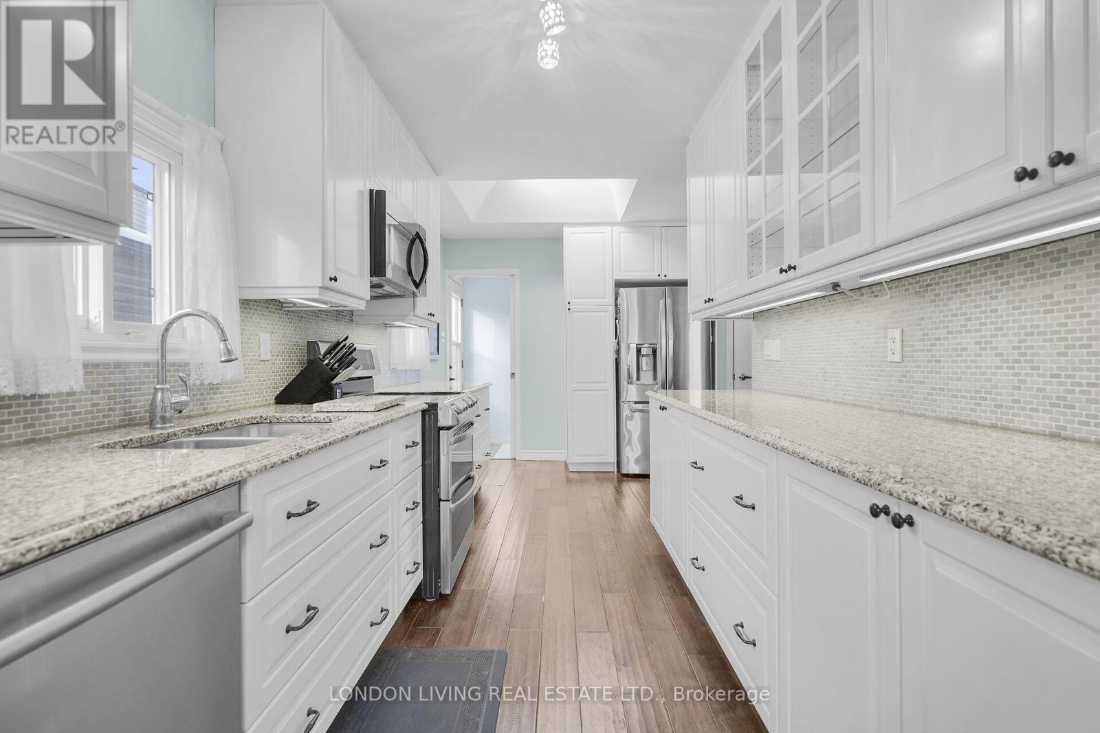 56 Sundridge Court, London South (South T), ON - Indoor Photo Showing Kitchen With Upgraded Kitchen