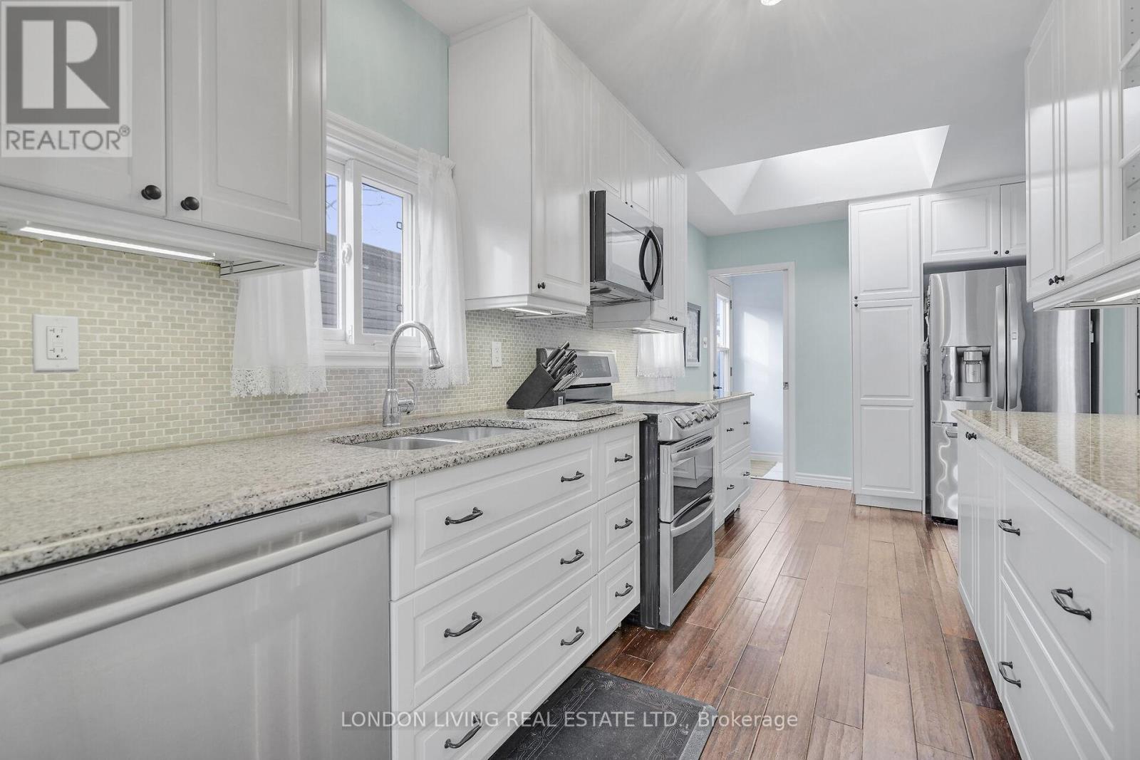 56 Sundridge Court, London South (South T), ON - Indoor Photo Showing Kitchen With Upgraded Kitchen