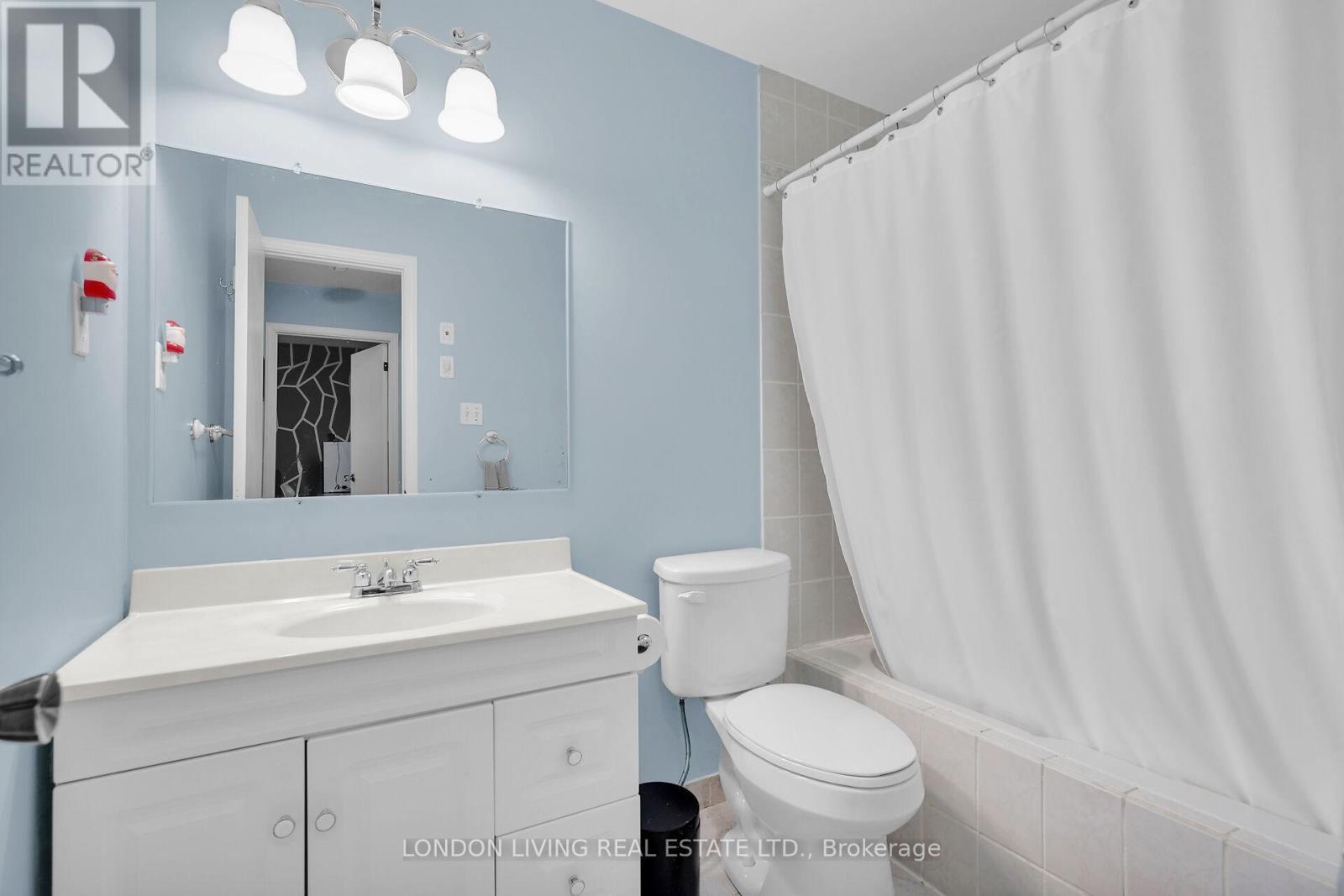 56 Sundridge Court, London South (South T), ON - Indoor Photo Showing Bathroom