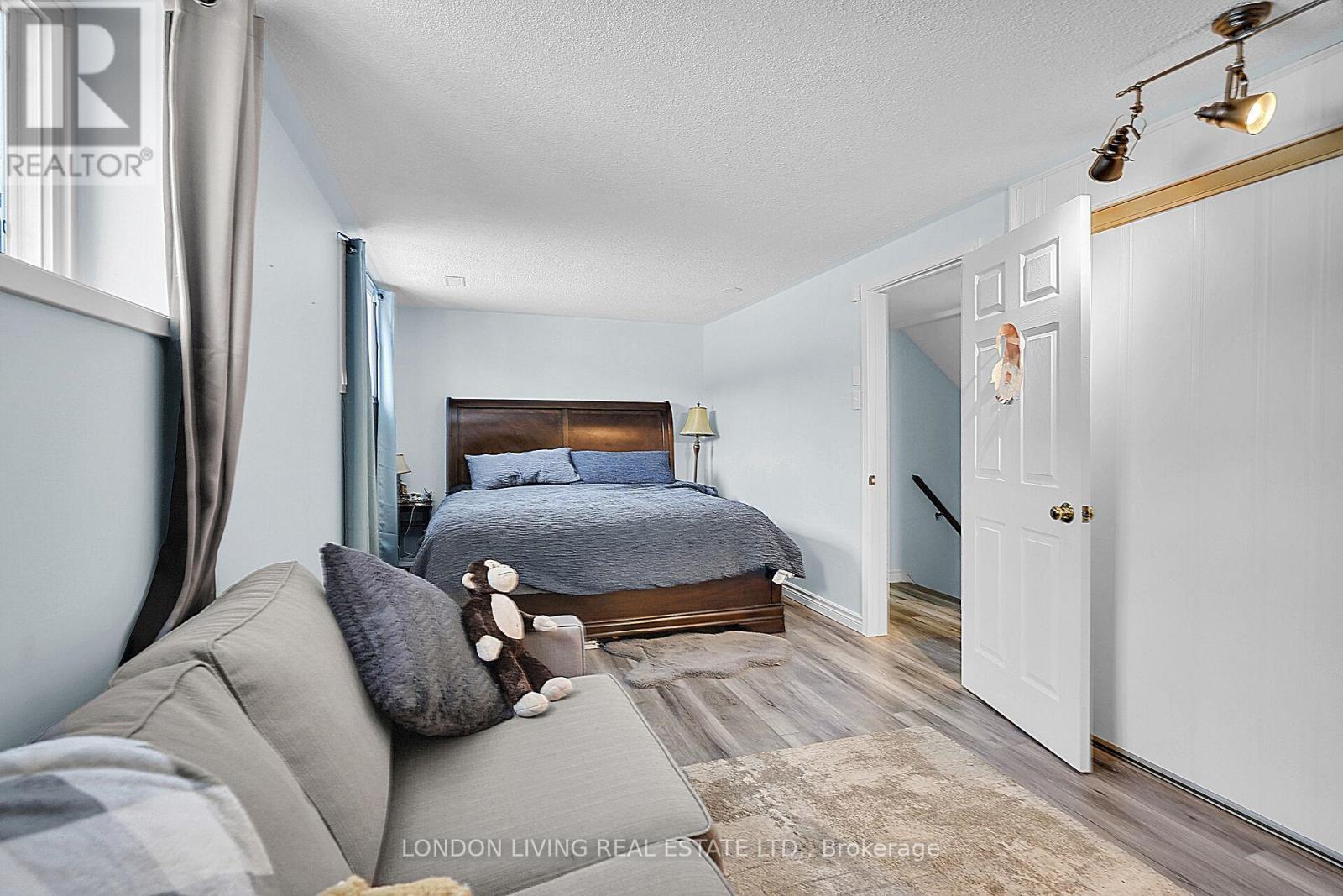 56 Sundridge Court, London South (South T), ON - Indoor Photo Showing Bedroom
