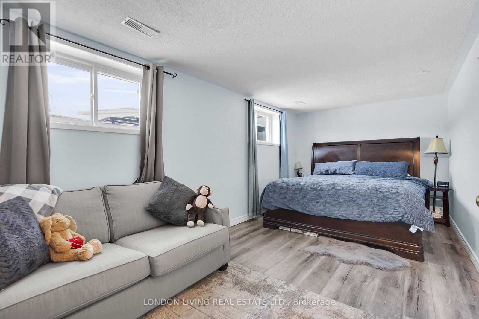 56 Sundridge Court, London South (South T), ON - Indoor Photo Showing Bedroom