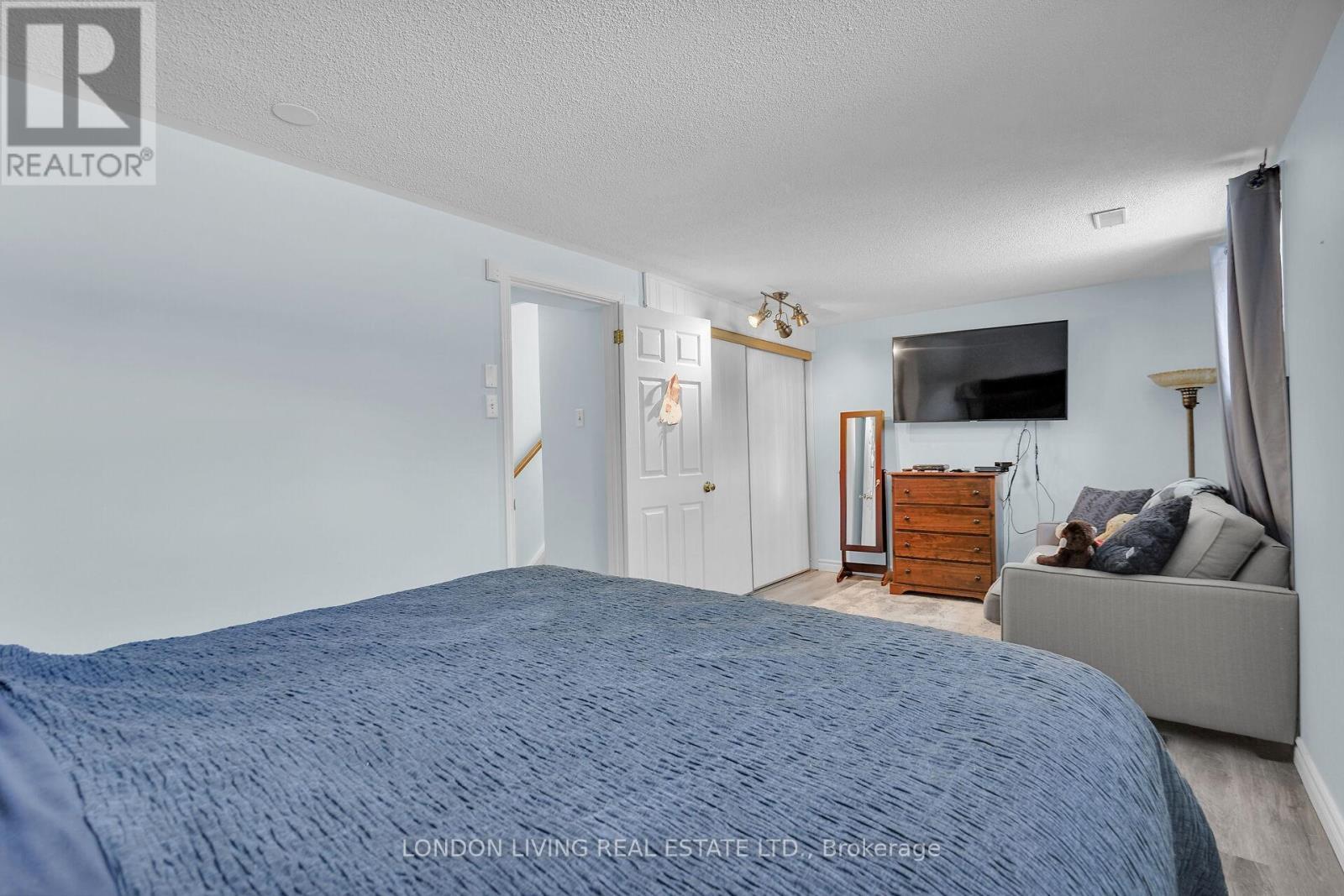 56 Sundridge Court, London South (South T), ON - Indoor Photo Showing Bedroom