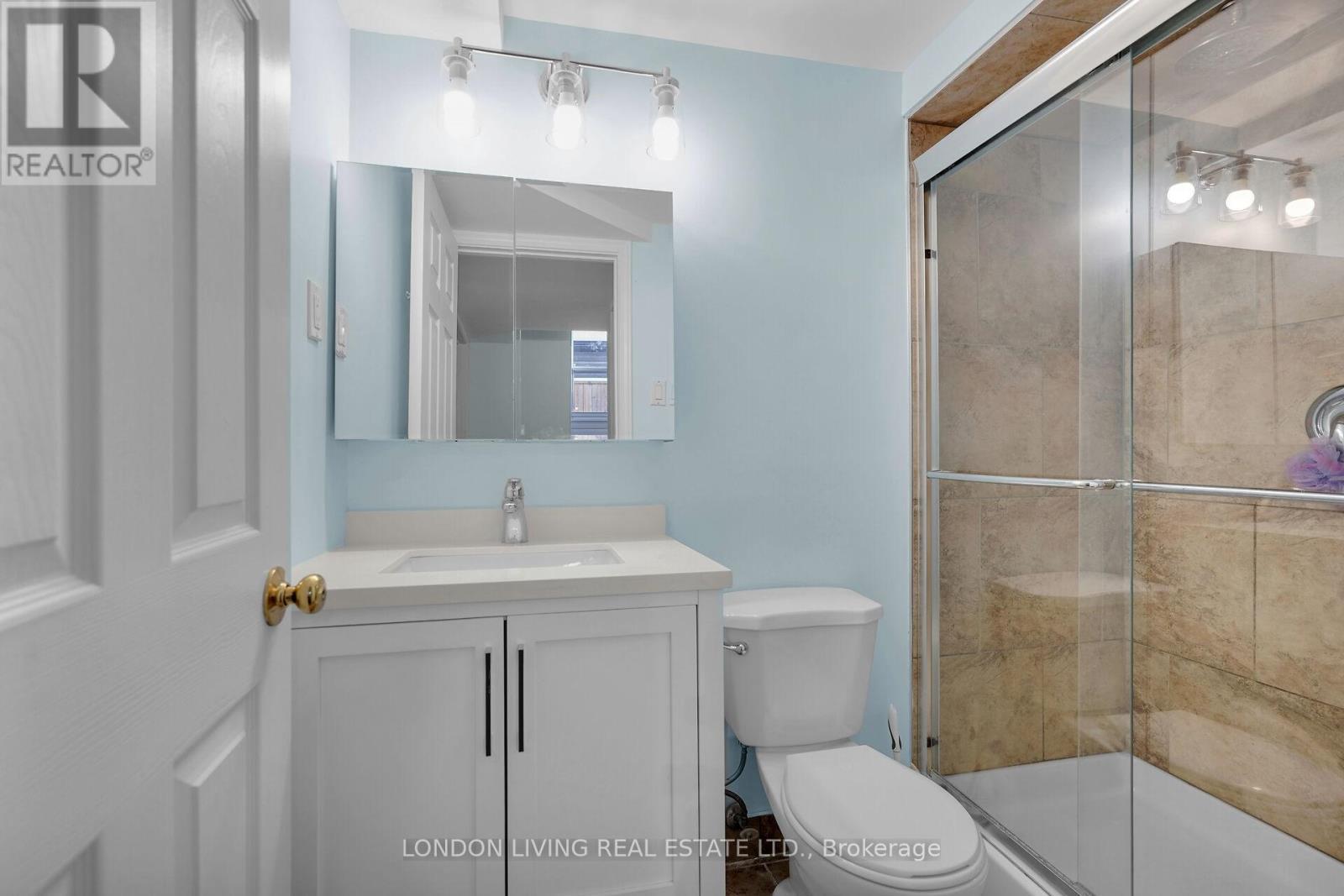 56 Sundridge Court, London South (South T), ON - Indoor Photo Showing Bathroom
