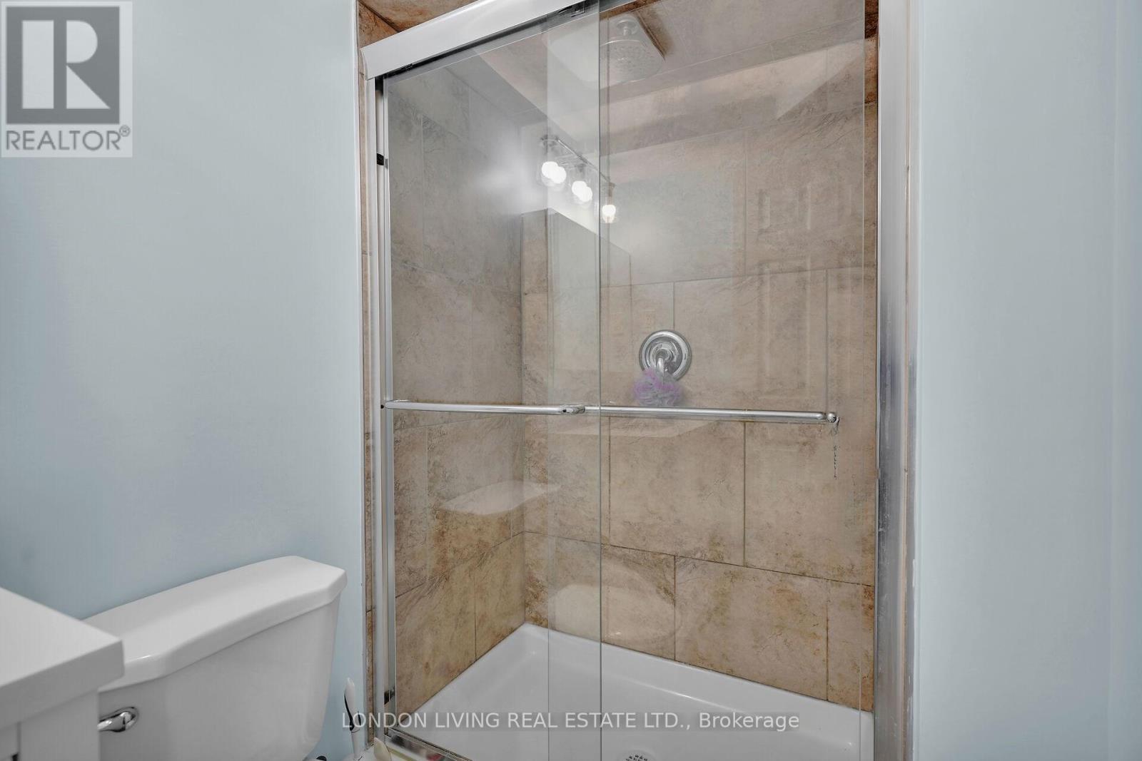 56 Sundridge Court, London South (South T), ON - Indoor Photo Showing Bathroom